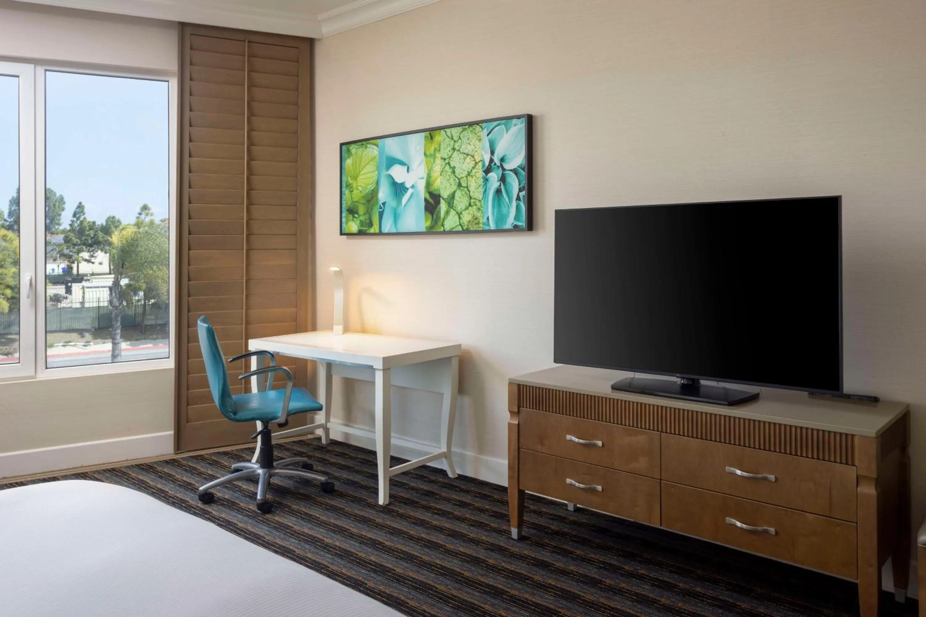 Bedroom, Bed in DoubleTree by Hilton San Diego Bayside