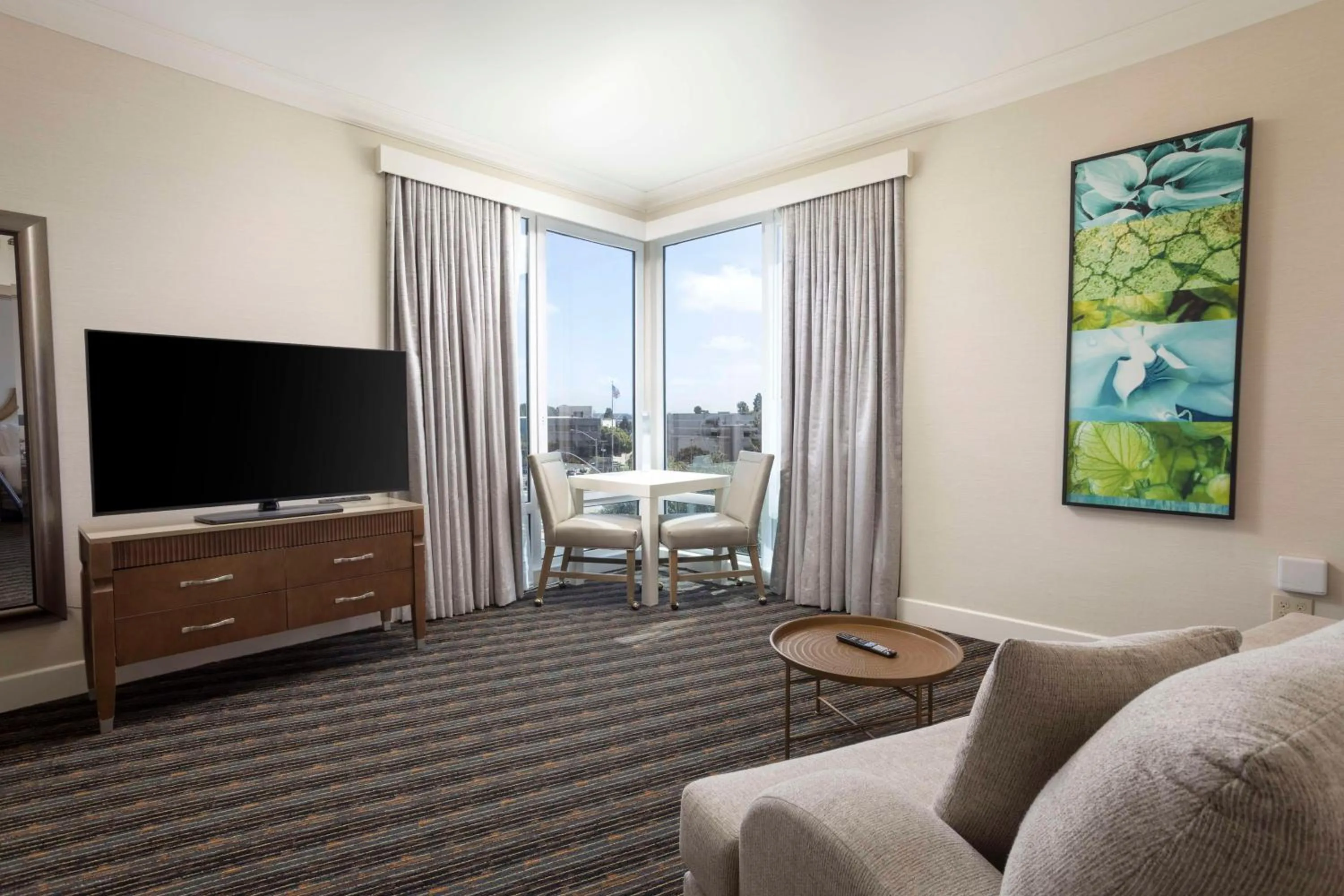 Living room in DoubleTree by Hilton San Diego Bayside