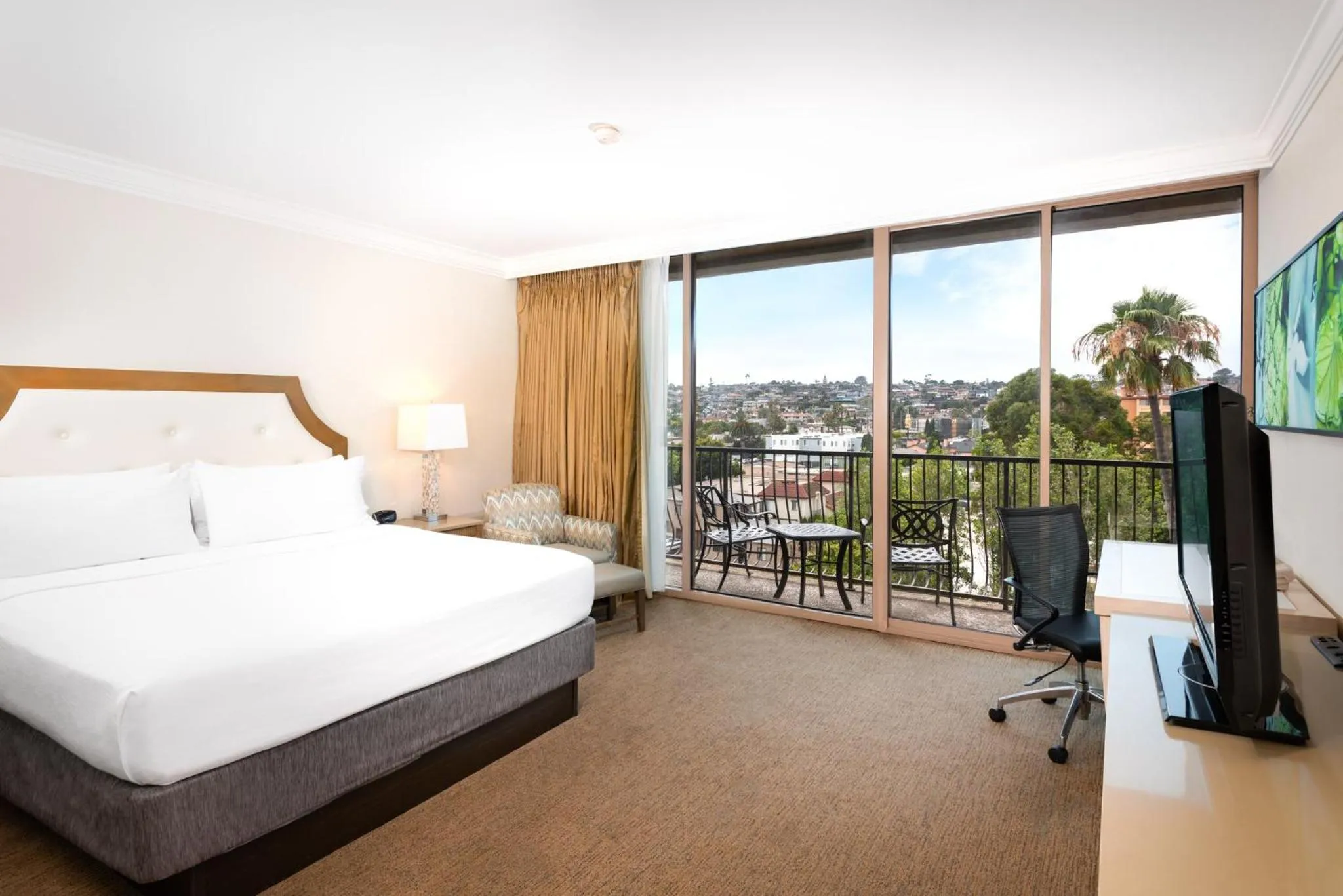 Photo of the whole room, Bed in DoubleTree by Hilton San Diego Bayside