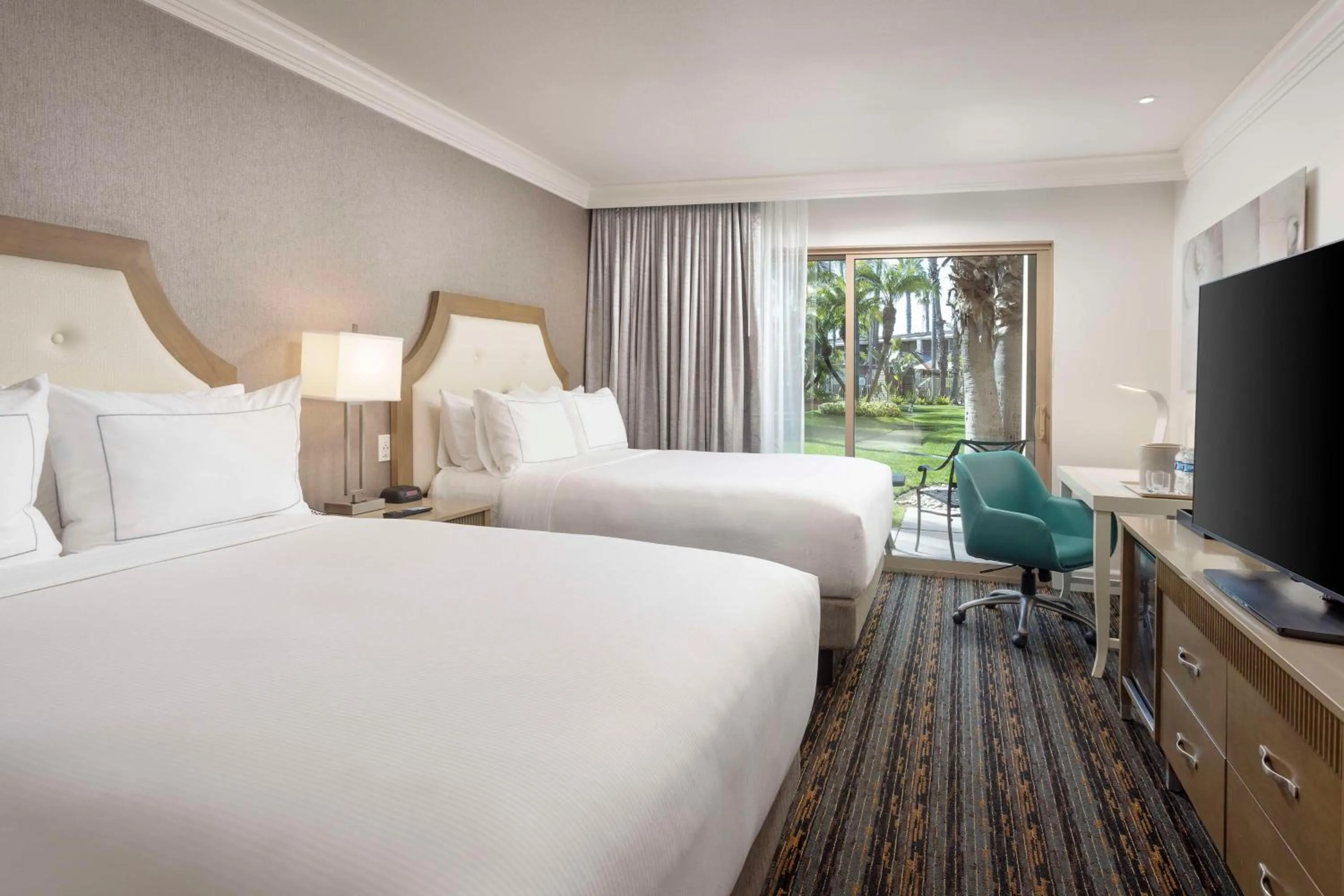 Bed in DoubleTree by Hilton San Diego Bayside