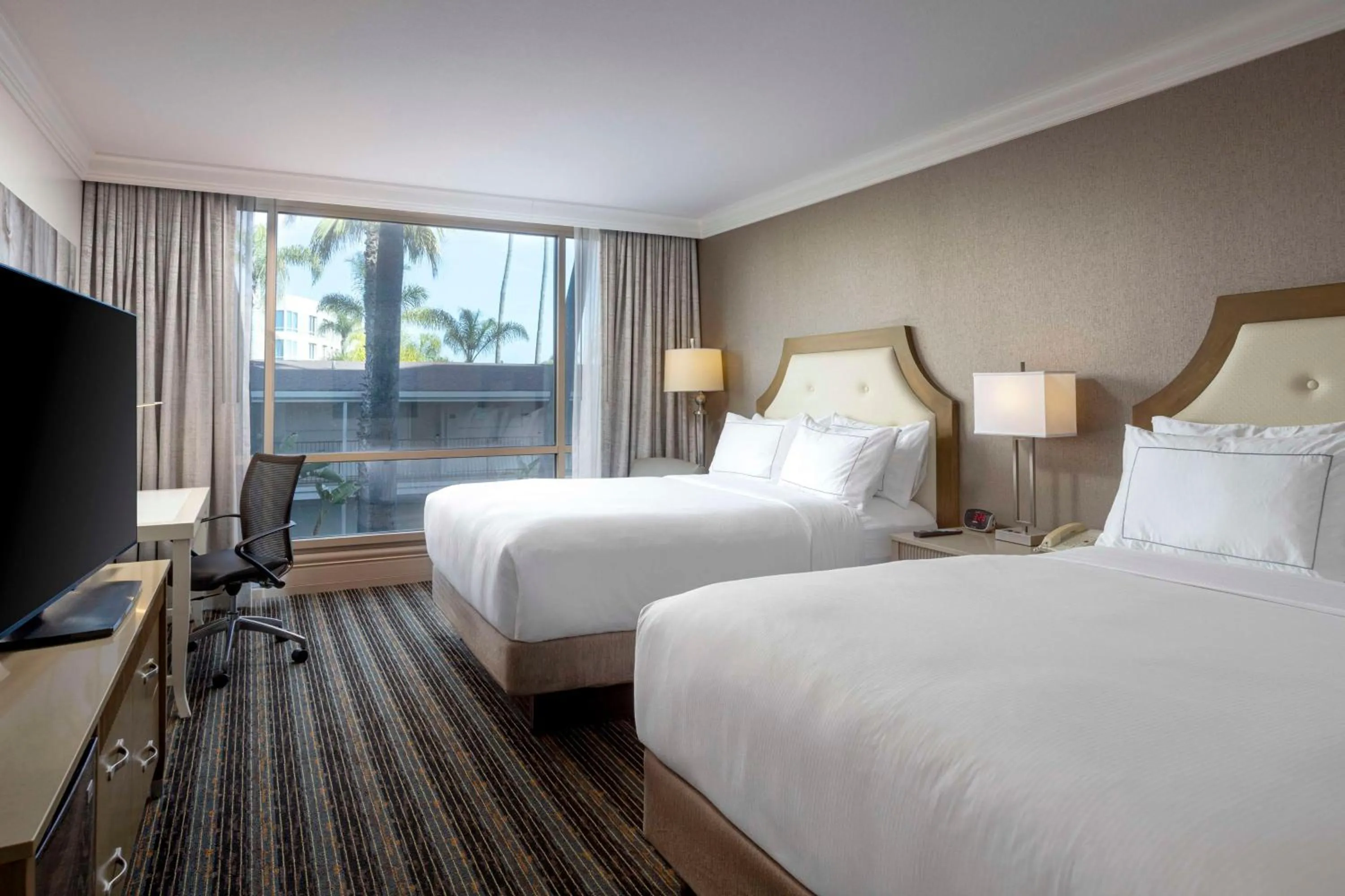 Bed in DoubleTree by Hilton San Diego Bayside