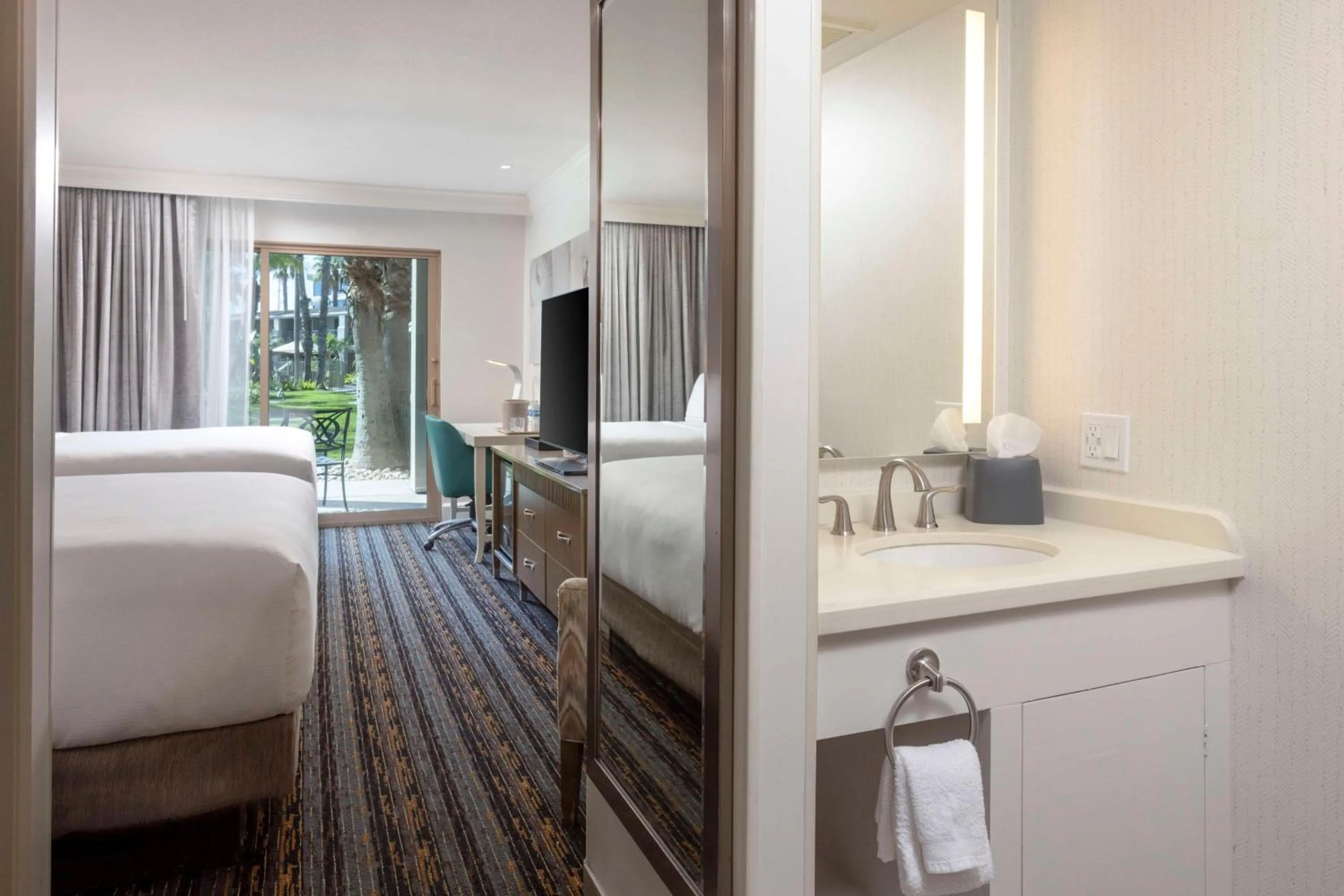 Bed in DoubleTree by Hilton San Diego Bayside