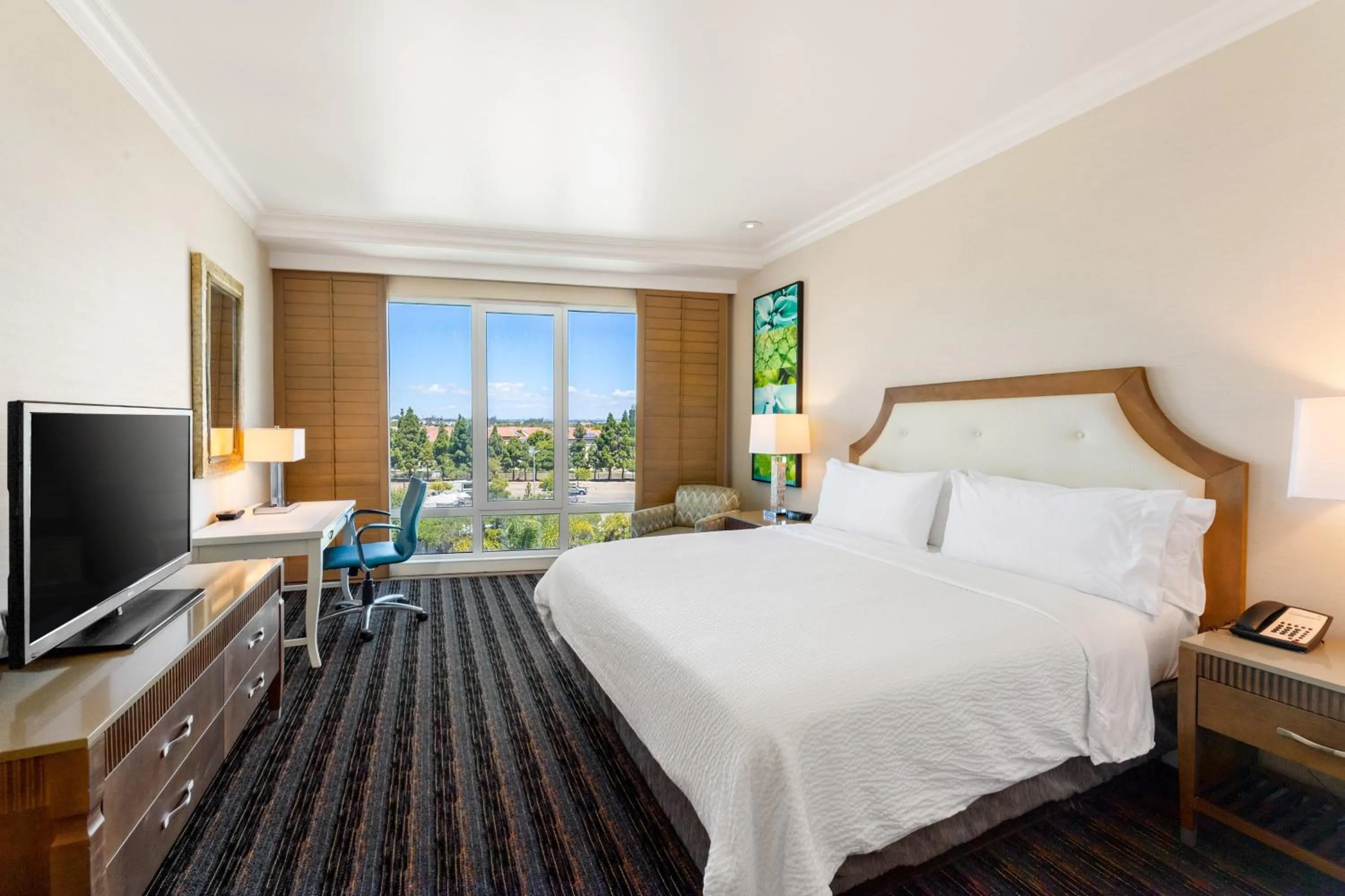 Photo of the whole room, Bed in DoubleTree by Hilton San Diego Bayside