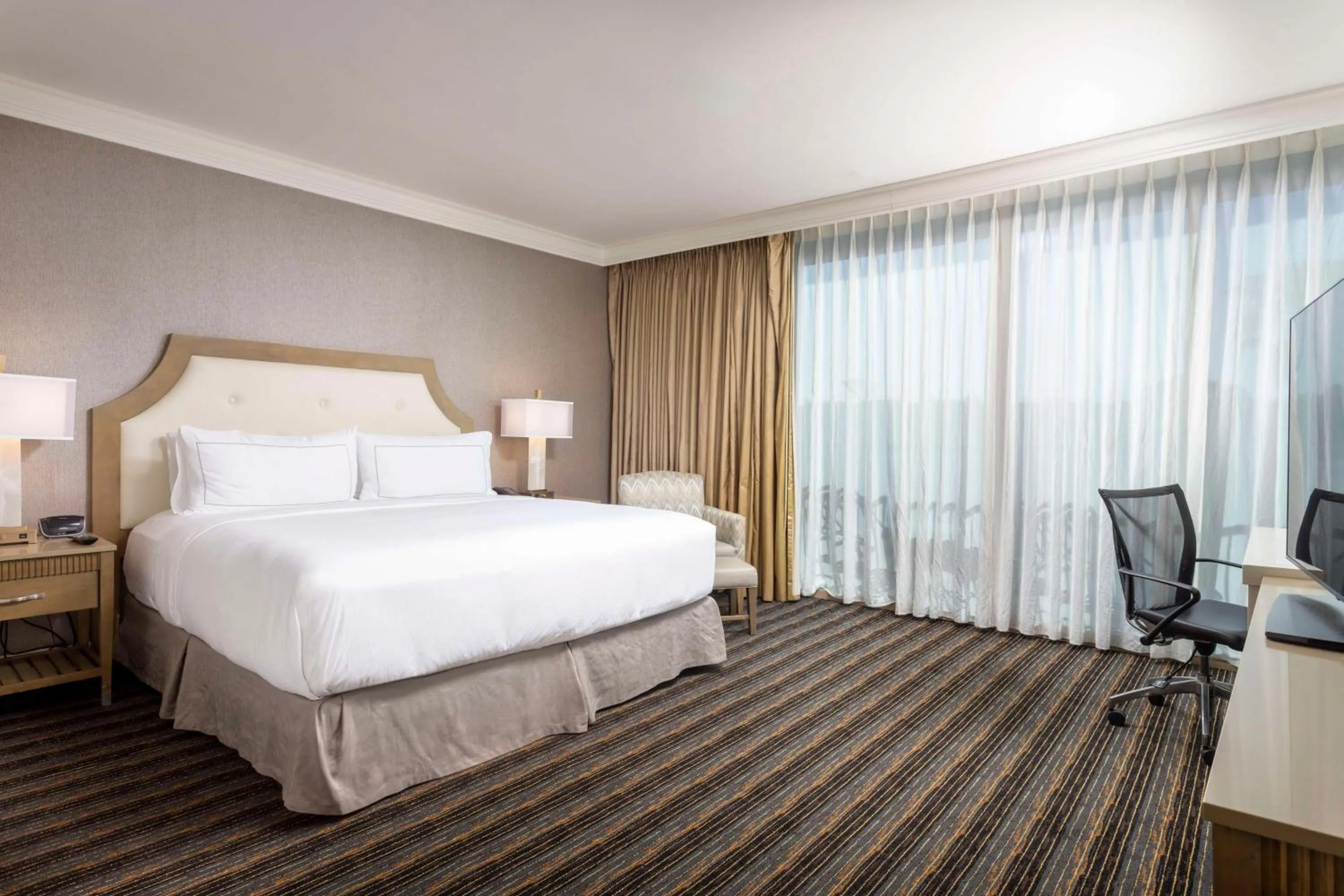 Bed in DoubleTree by Hilton San Diego Bayside