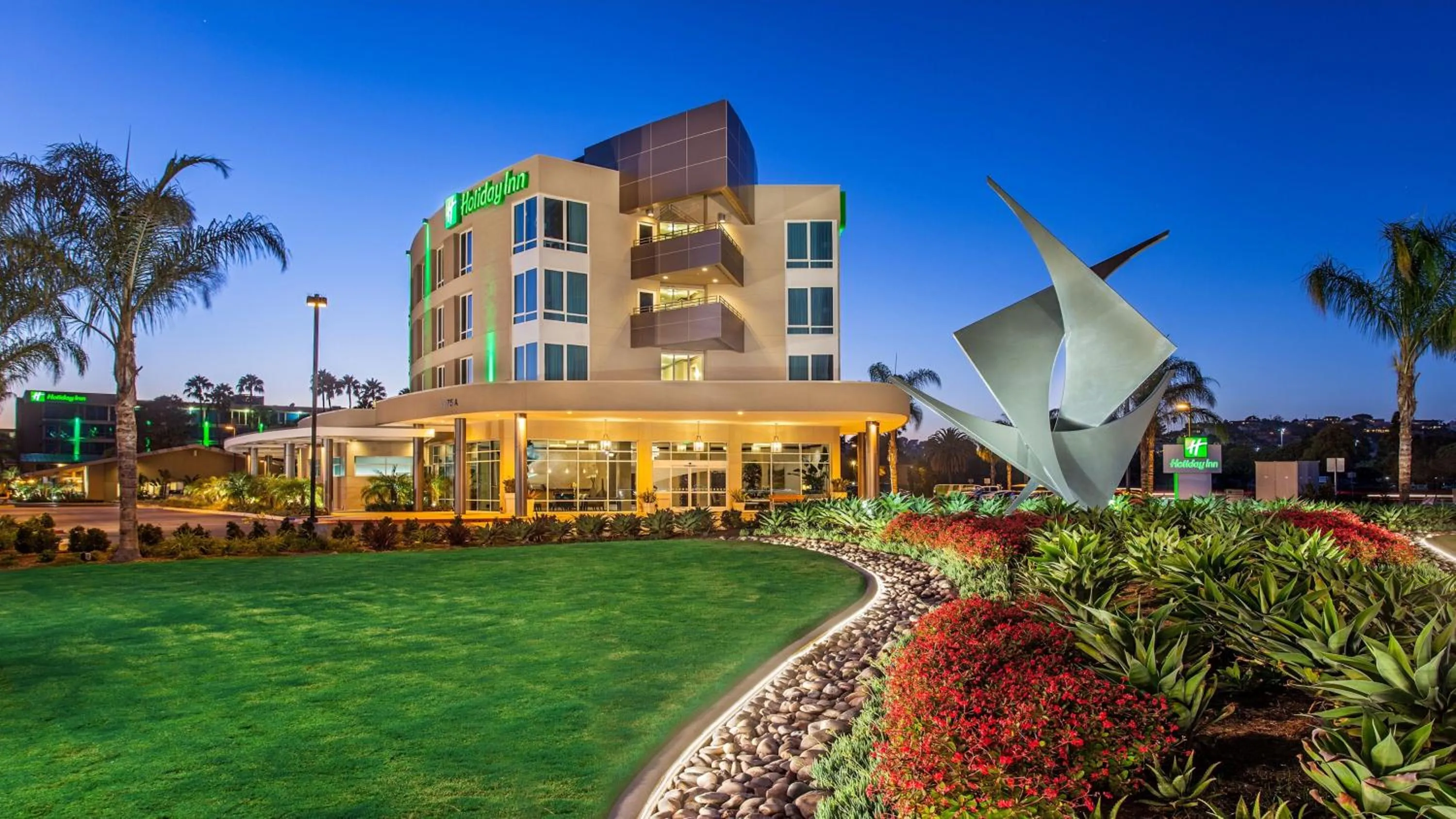 Property building in DoubleTree by Hilton San Diego Bayside