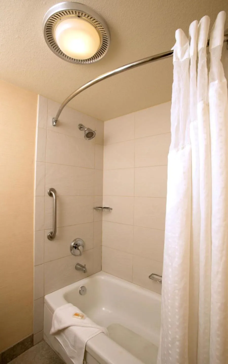 Shower in DoubleTree by Hilton San Diego Bayside