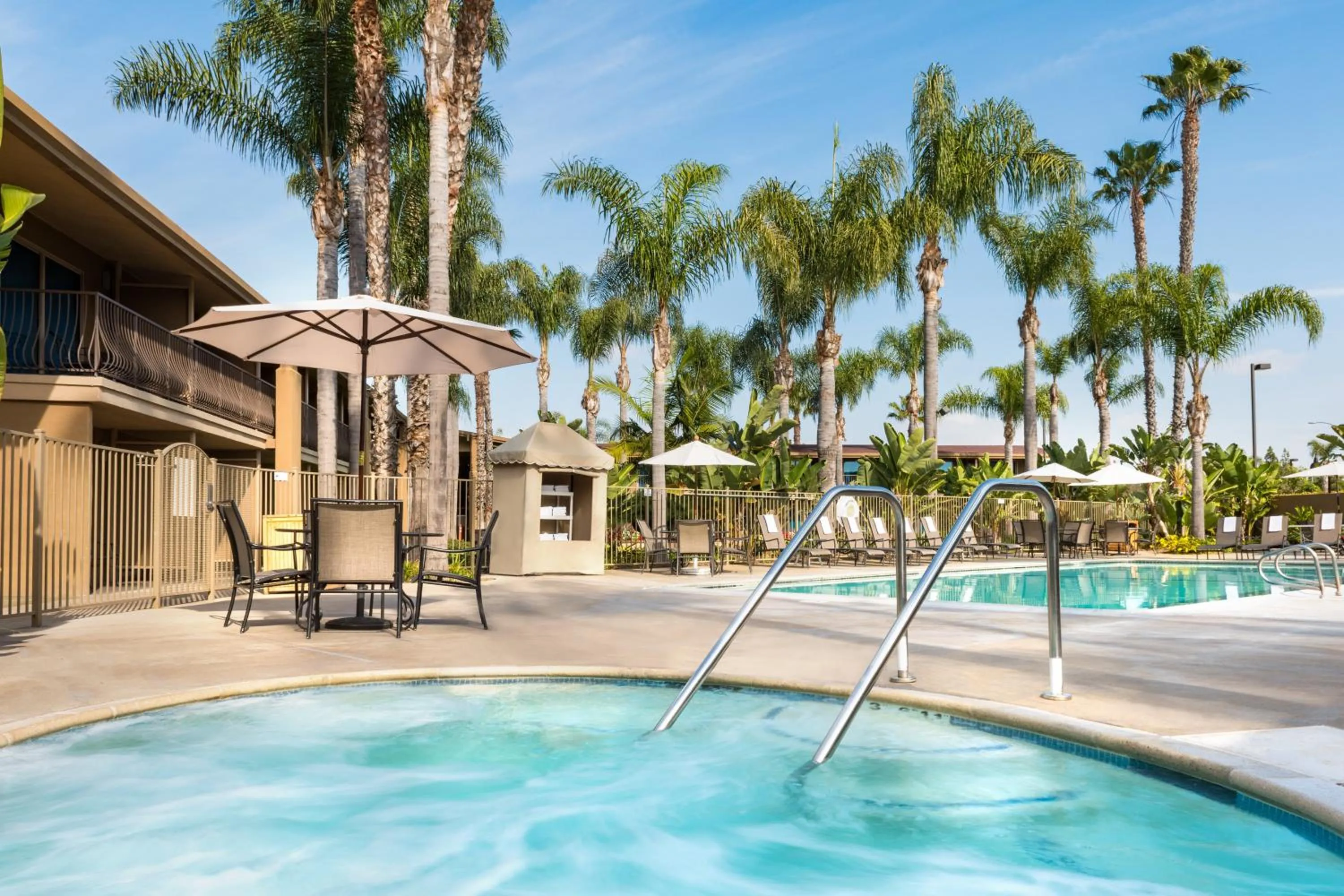 Swimming pool in DoubleTree by Hilton San Diego Bayside