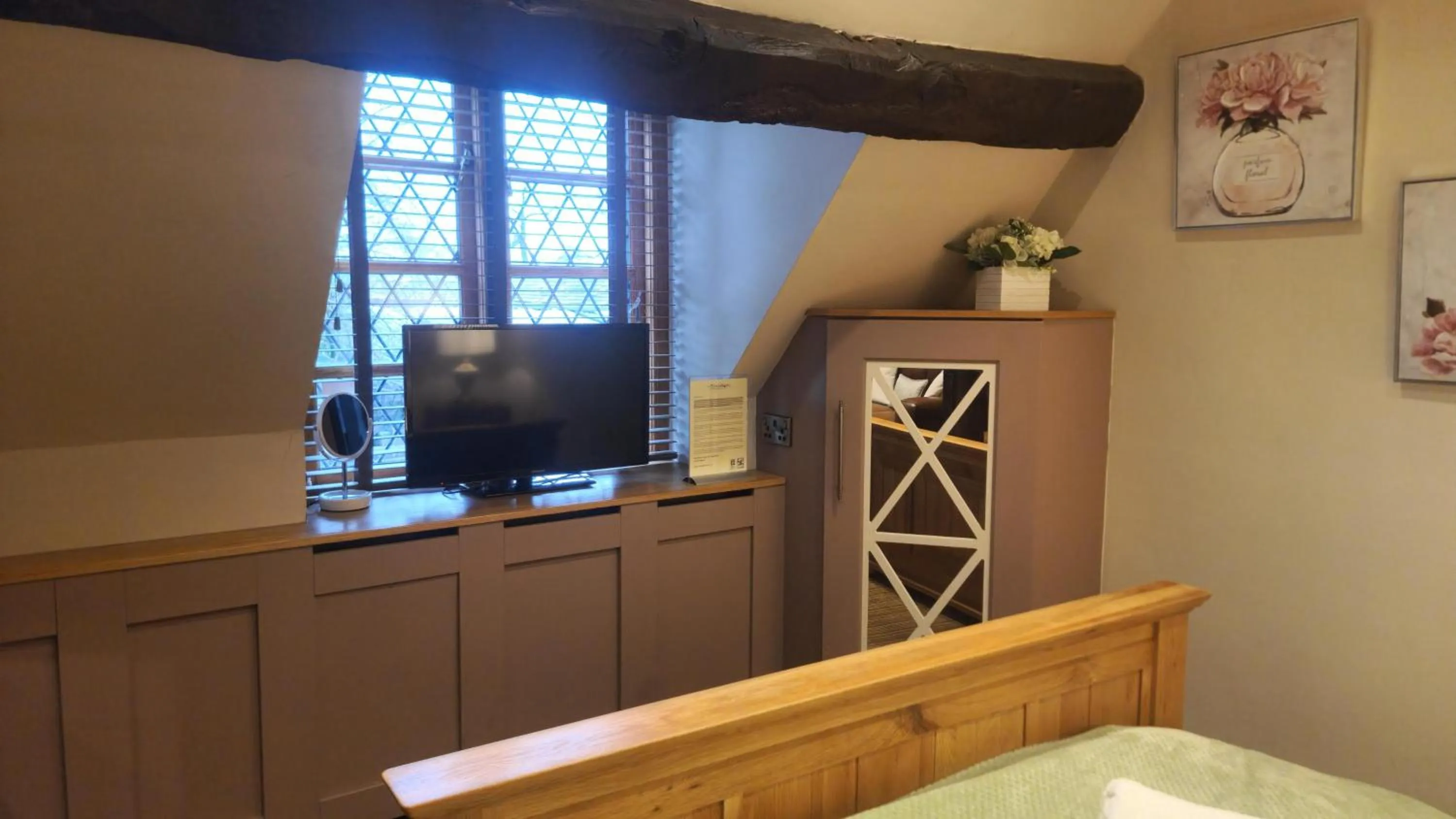 TV and multimedia in The Punch Bowl Inn