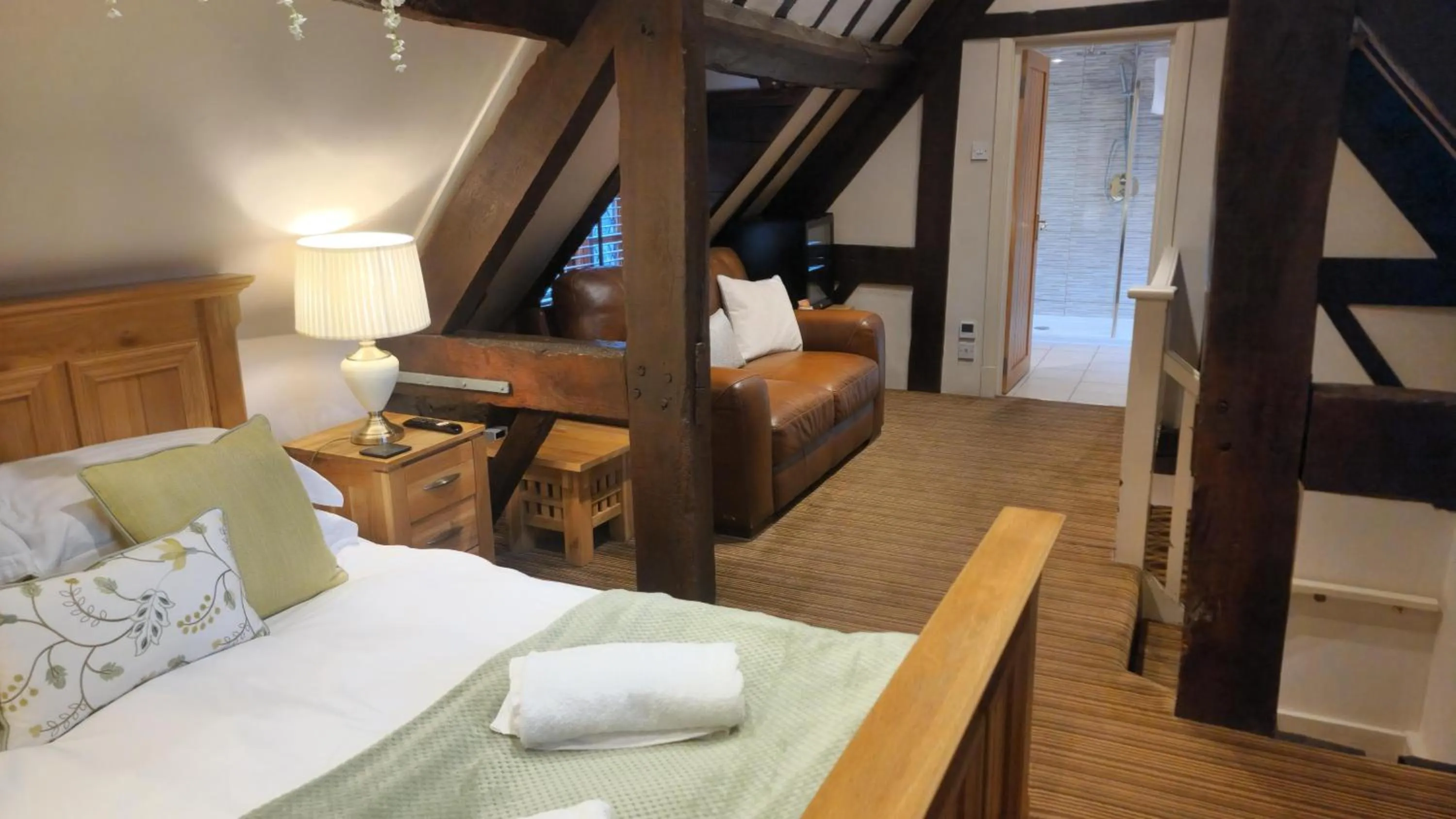 Photo of the whole room, Bed in The Punch Bowl Inn