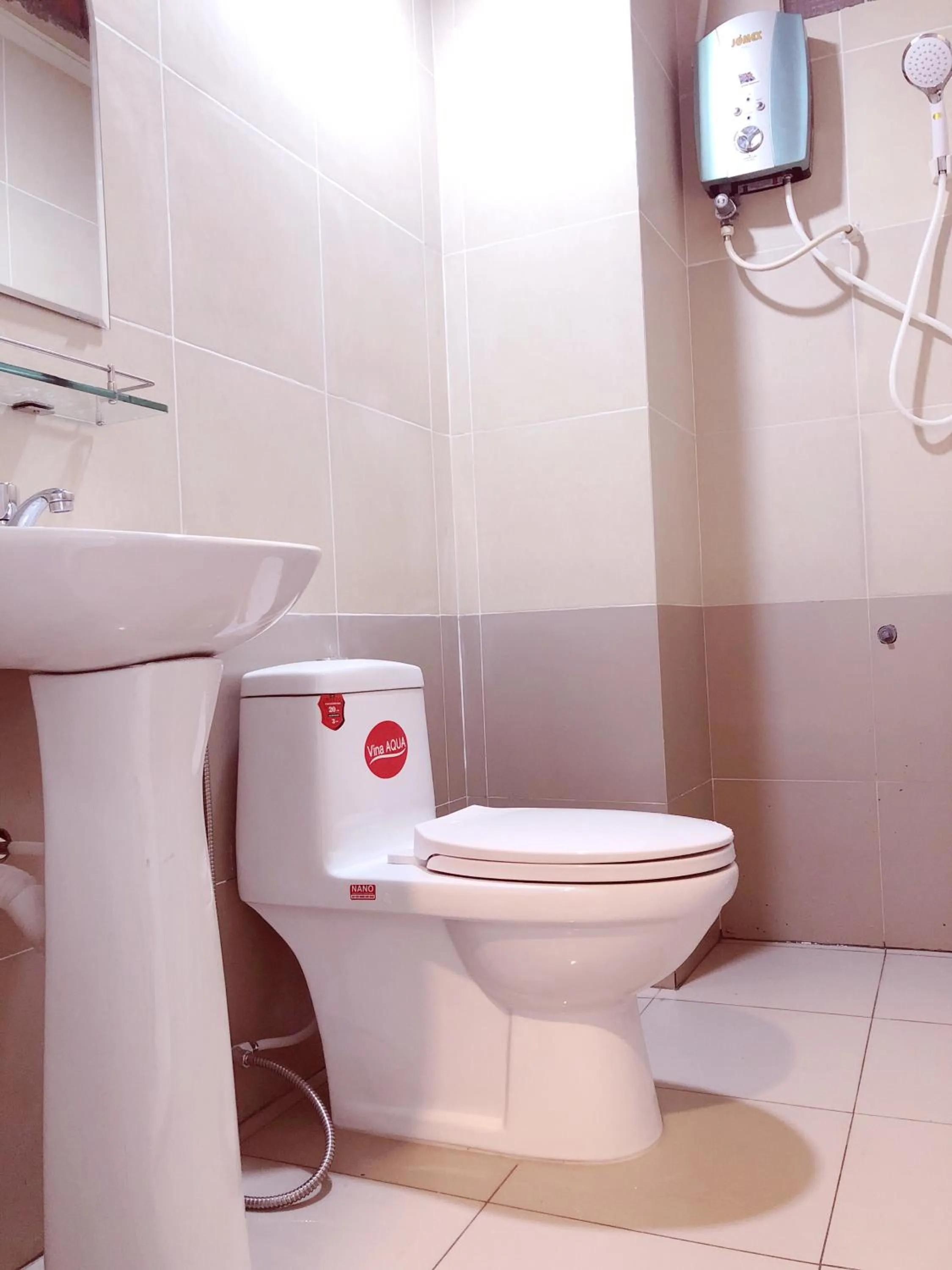 Toilet in Aurora Hotel