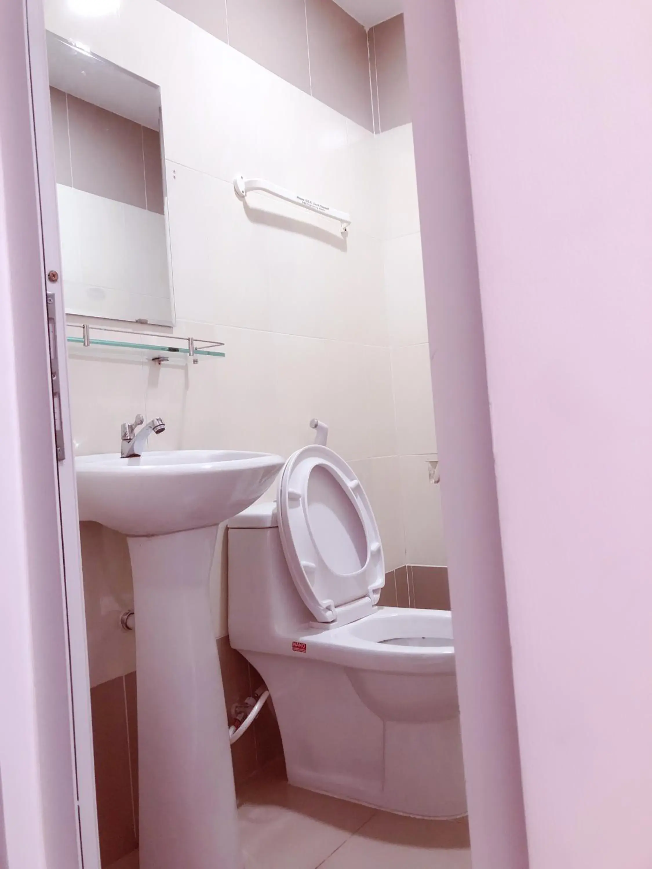 Toilet in Aurora Hotel Toilet in Aurora Hotel