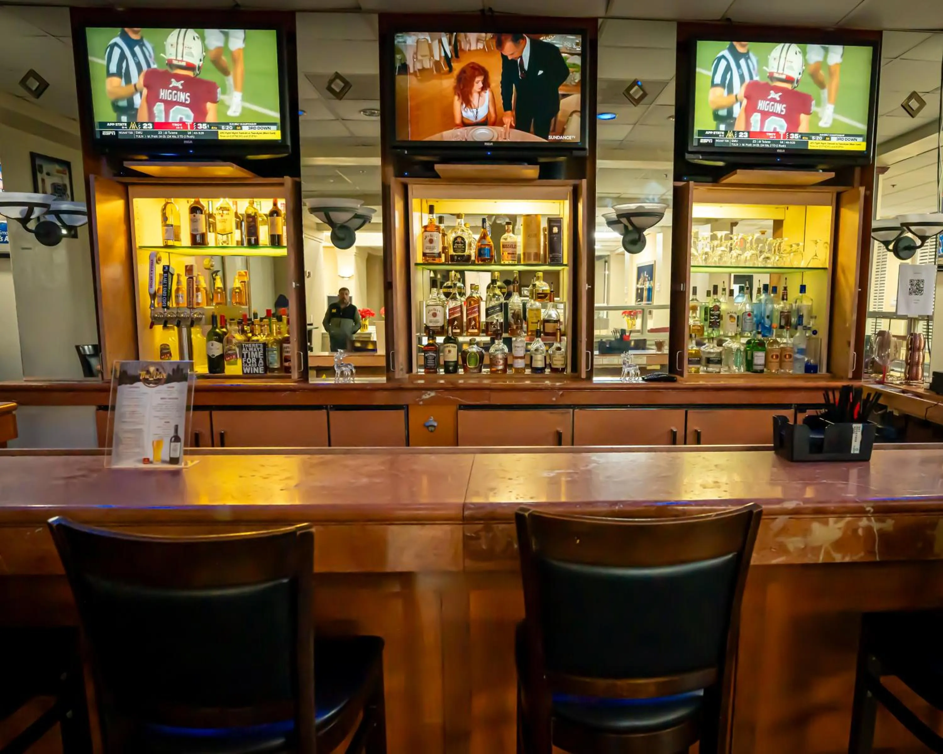 Lounge or bar in Clarion Hotel Detroit Metro Airport