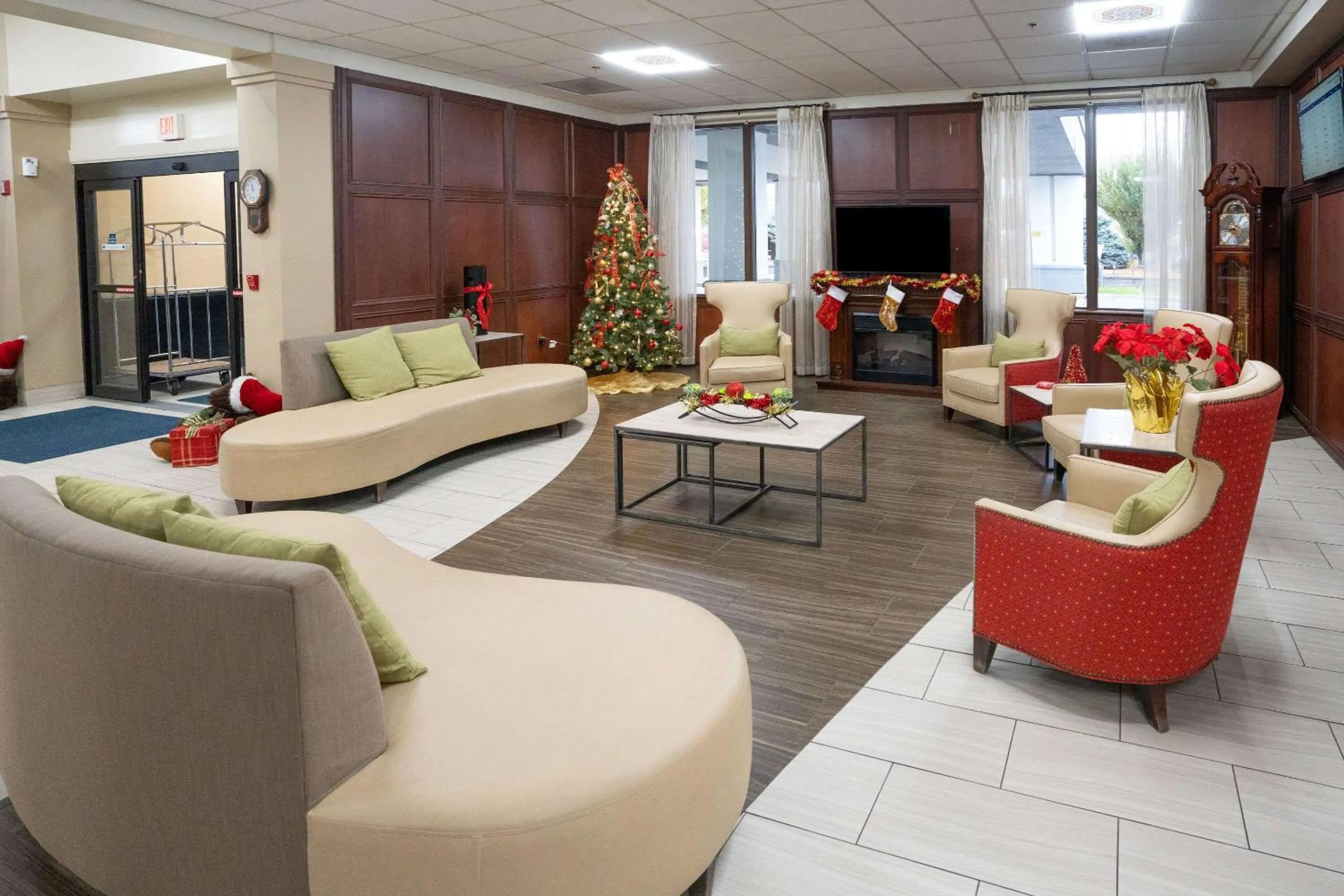 Lobby or reception in Clarion Hotel Detroit Metro Airport