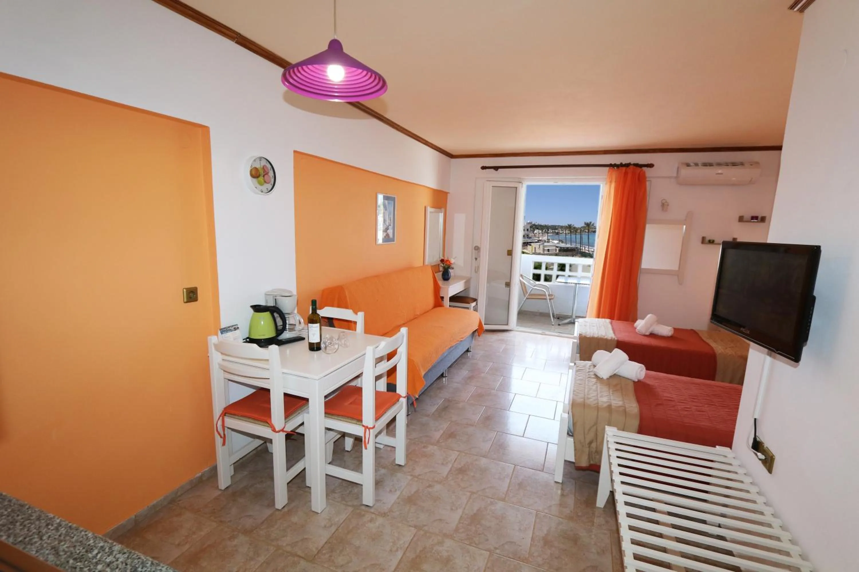 Photo of the whole room in Aris Studios