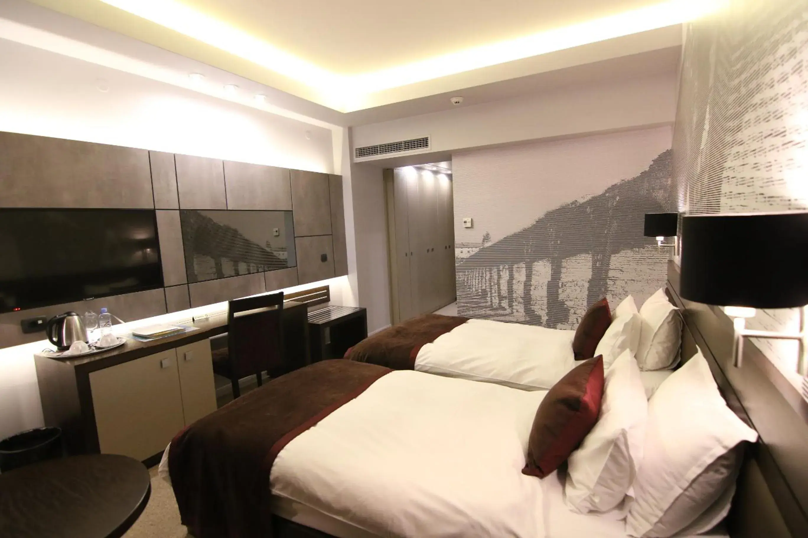Twin room (Free Indoor Parking) - single occupancy in Queen's Hotel - Zebra Centre Twin room (Free Indoor Parking) - single occupancy in Queen's Hotel - Zebra Centre