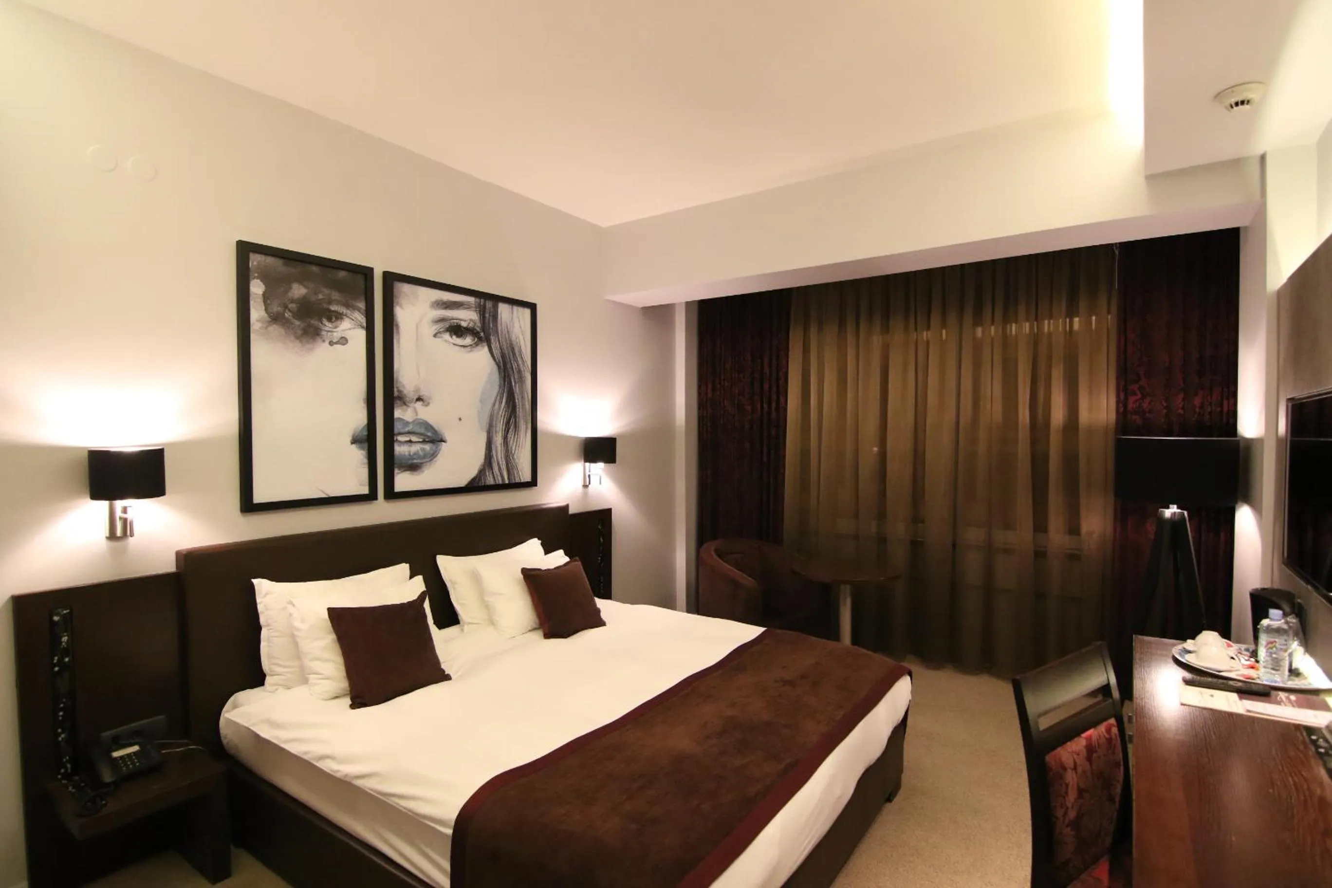 Photo of the whole room, Bed in Queen's Hotel - Zebra Centre