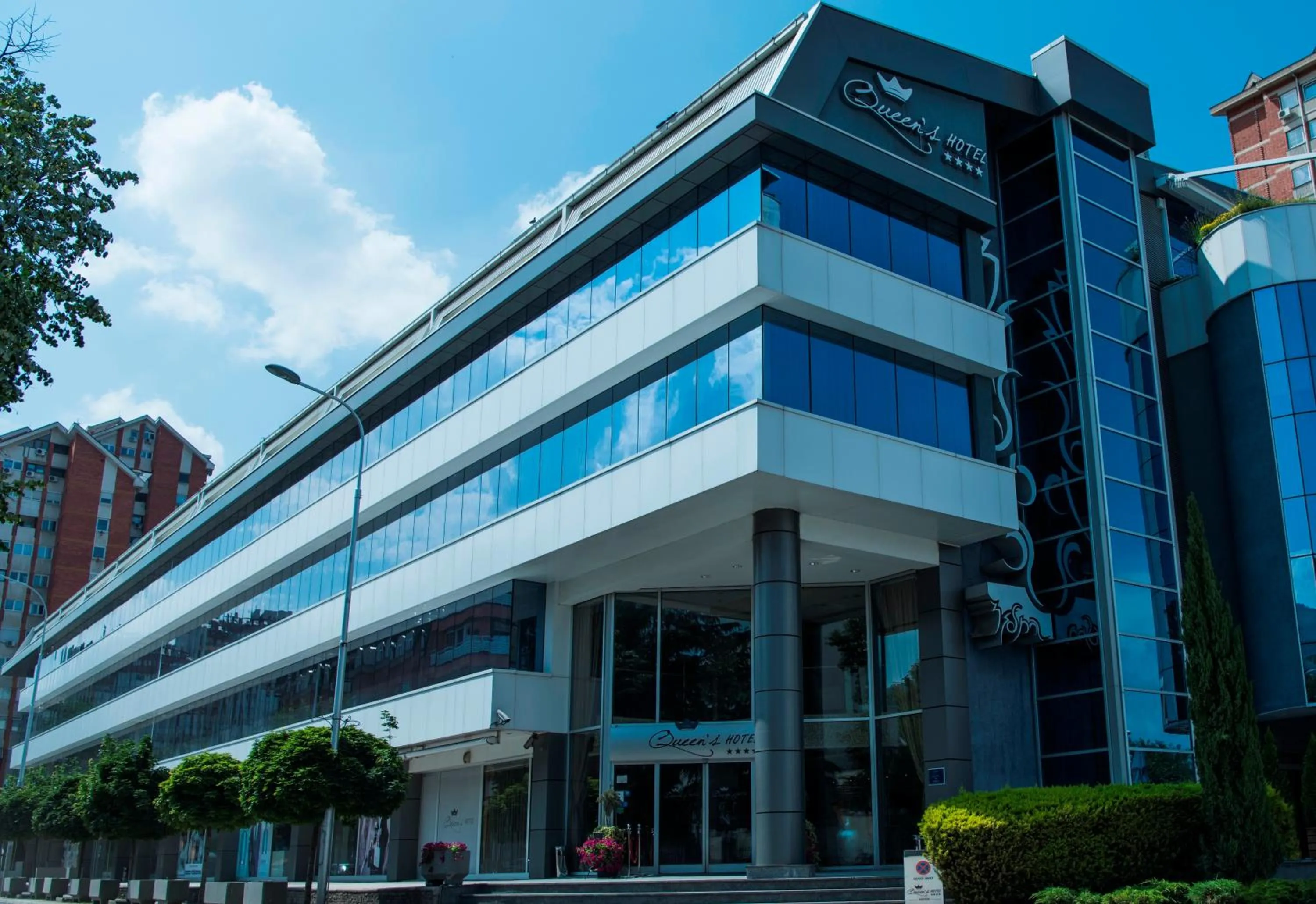 Facade/entrance in Queen's Hotel - Zebra Centre