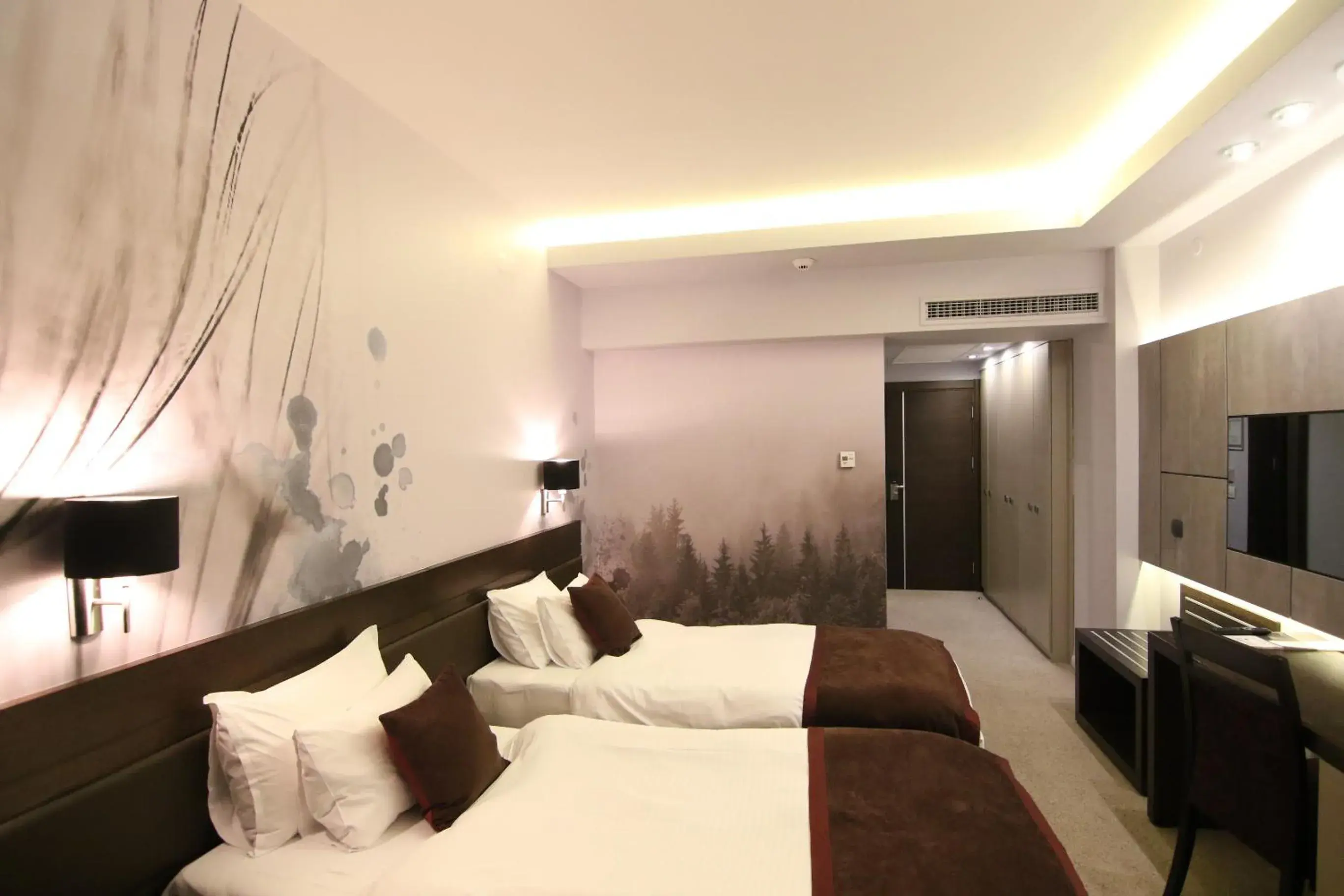 Twin room (Free Indoor Parking) - single occupancy in Queen's Hotel - Zebra Centre Twin room (Free Indoor Parking) - single occupancy in Queen's Hotel - Zebra Centre