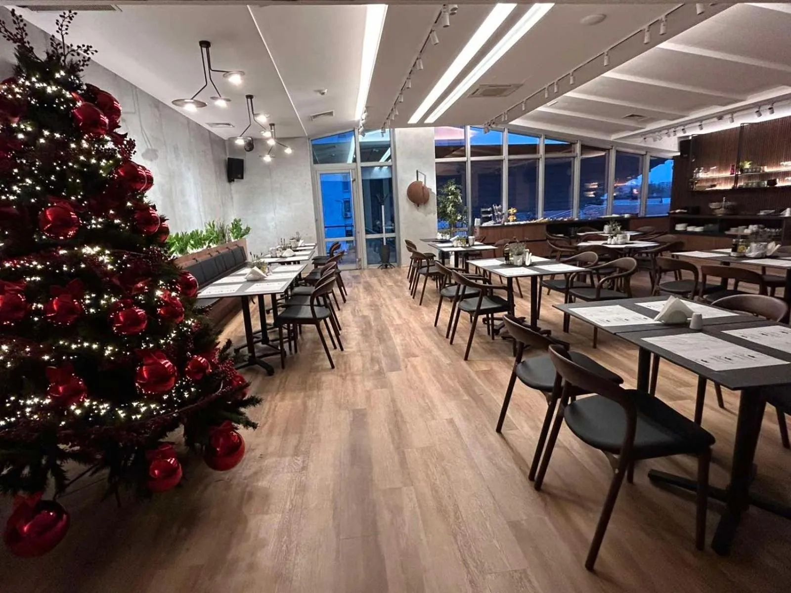 Buffet breakfast in Queen's Hotel - Zebra Centre