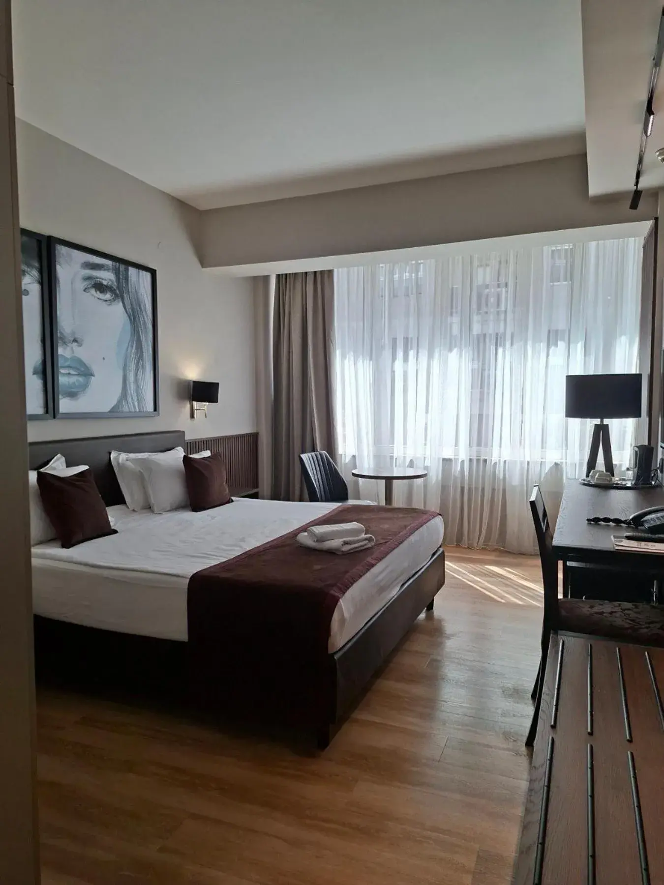 Double room (Free Indoor Parking) - single occupancy in Queen's Hotel - Zebra Centre Double room (Free Indoor Parking) - single occupancy in Queen's Hotel - Zebra Centre