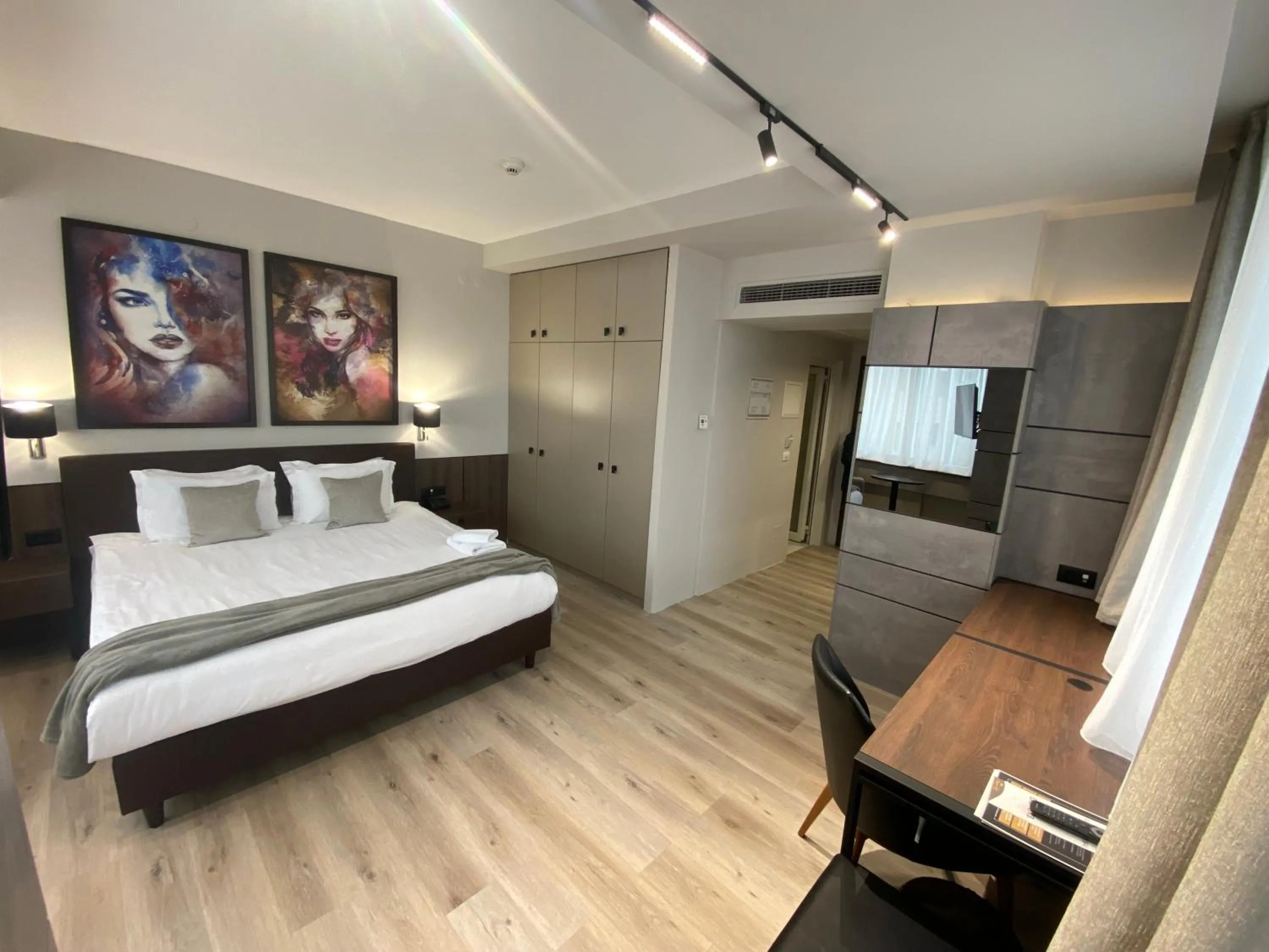 Photo of the whole room, Bed in Queen's Hotel - Zebra Centre