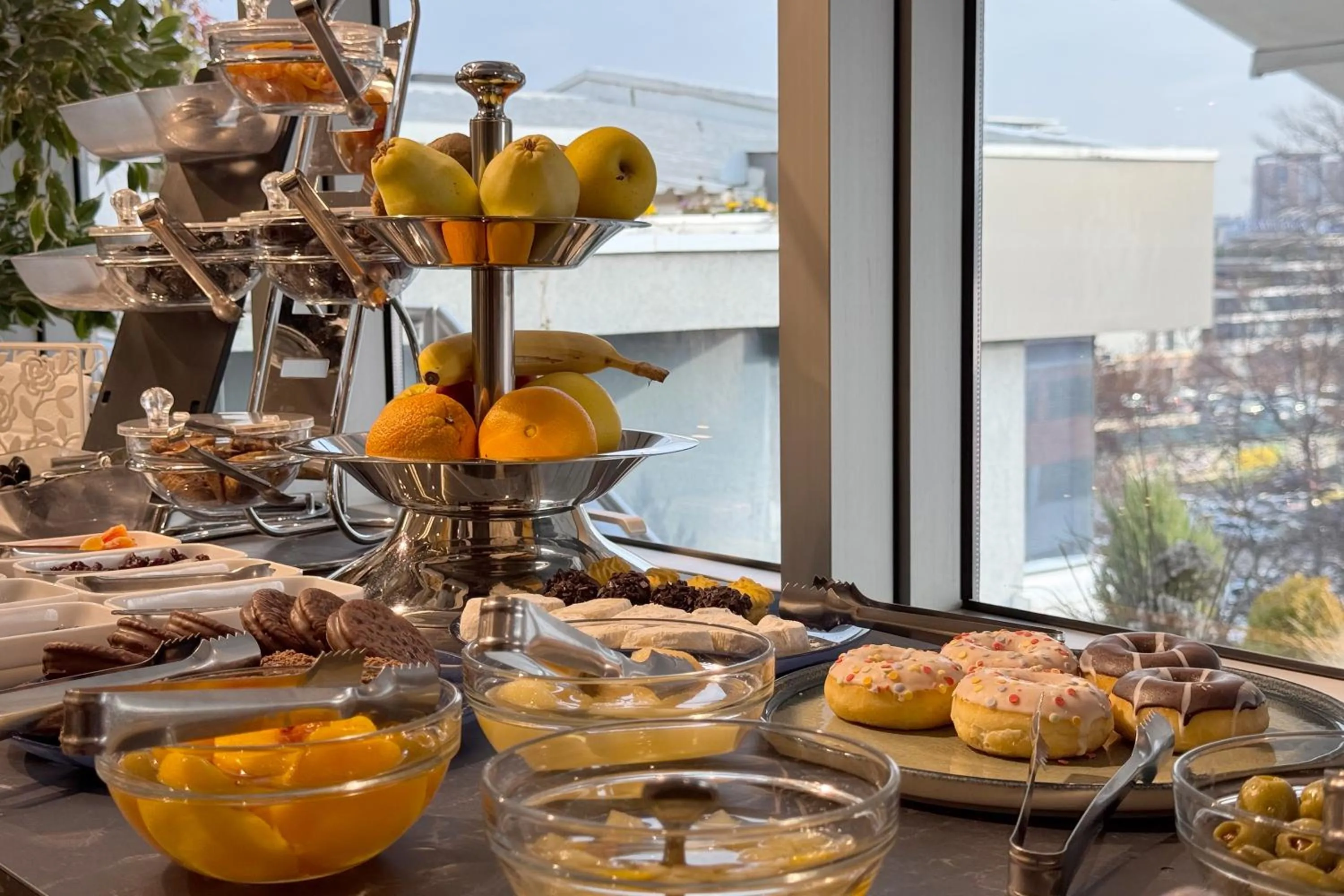 Buffet breakfast in Queen's Hotel - Zebra Centre