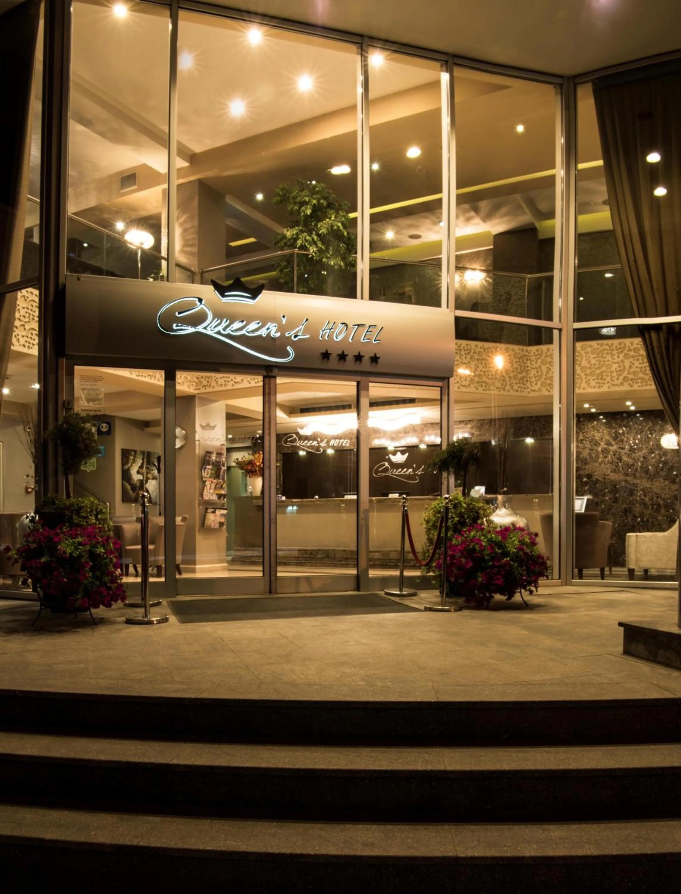 Facade/entrance in Queen's Hotel - Zebra Centre