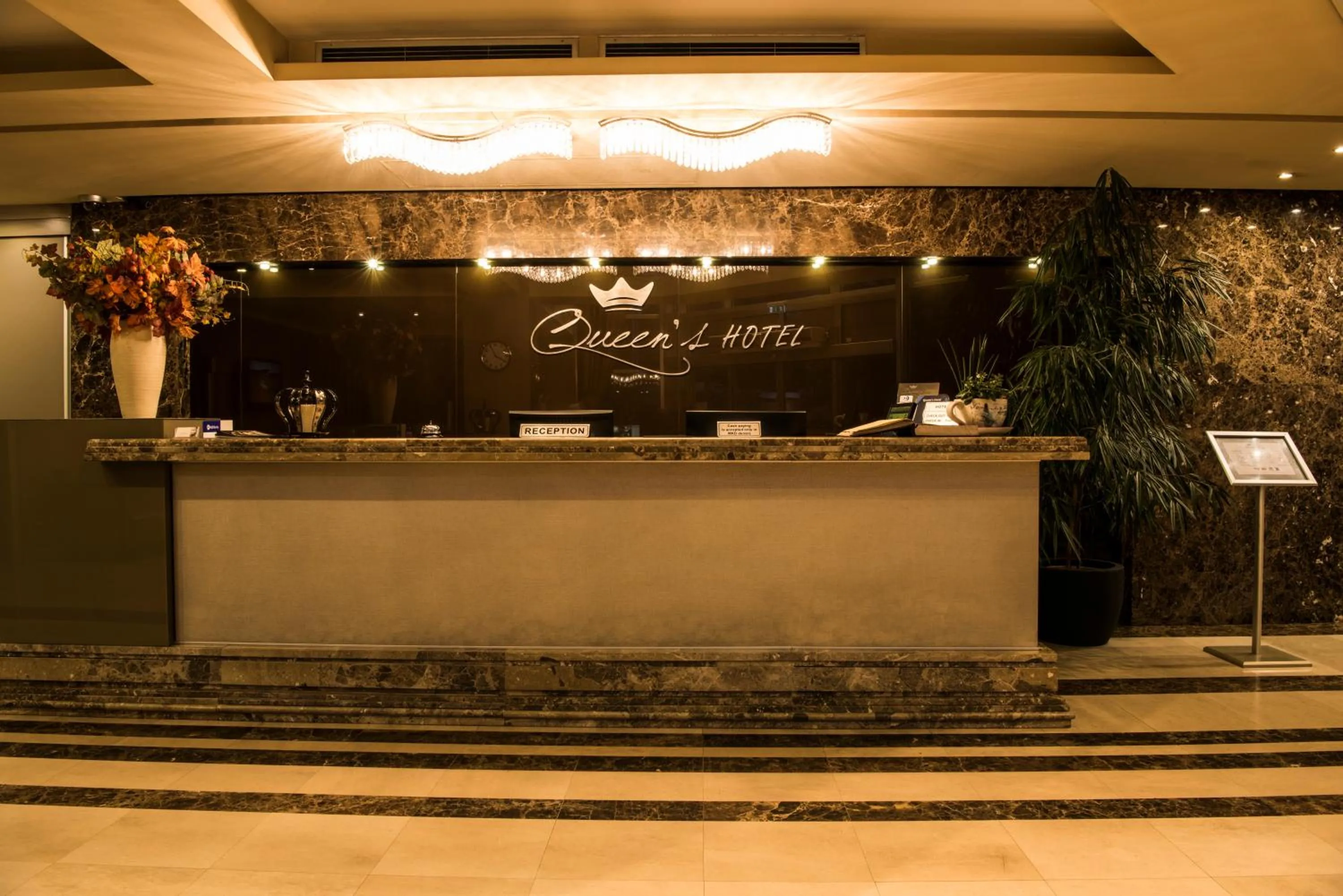 Lobby or reception in Queen's Hotel - Zebra Centre