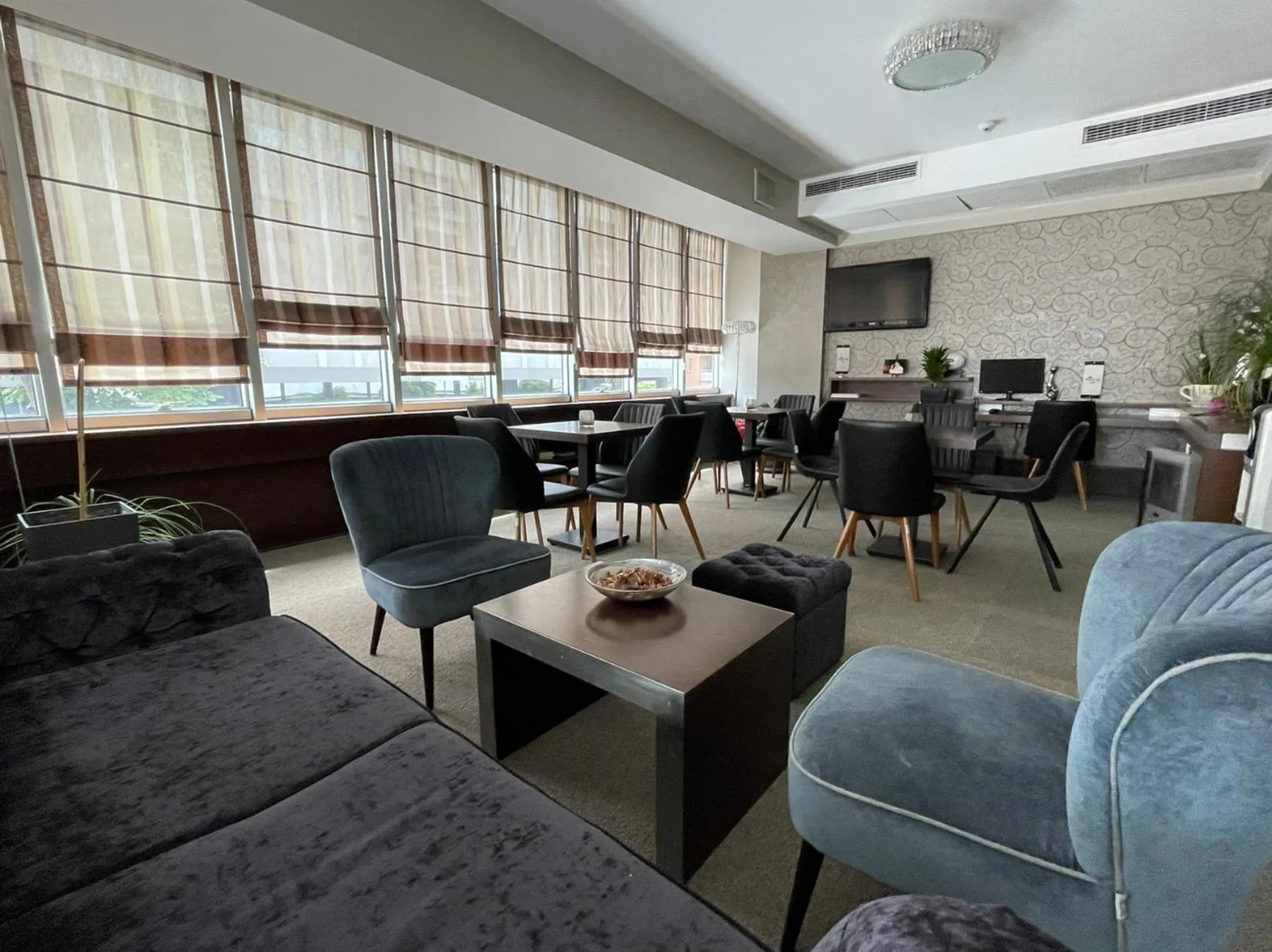 Lobby or reception in Queen's Hotel - Zebra Centre