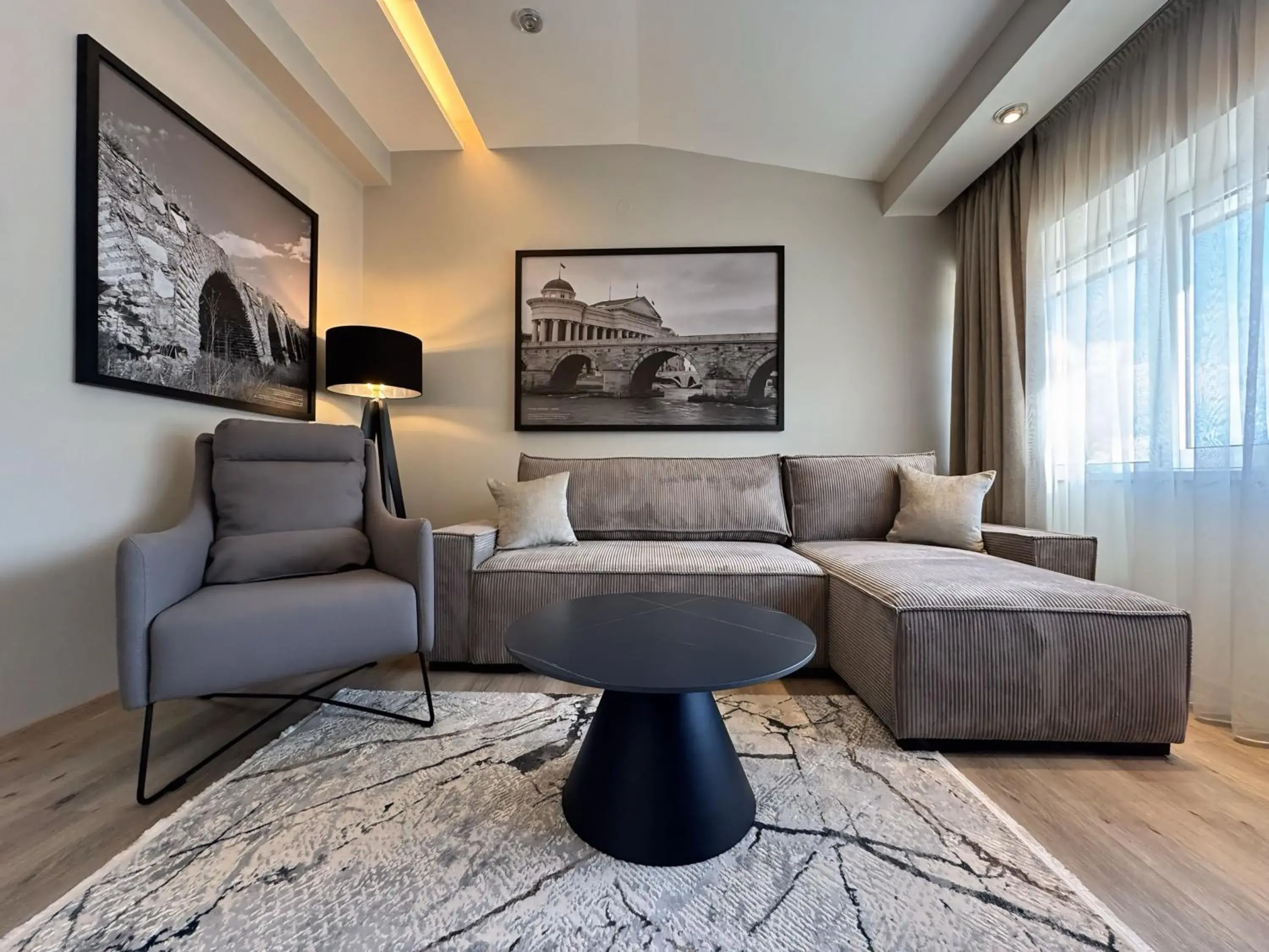 Junior One-Bedroom Suite (Free Indoor Parking) - single occupancy in Queen's Hotel - Zebra Centre Junior One-Bedroom Suite (Free Indoor Parking) - single occupancy in Queen's Hotel - Zebra Centre