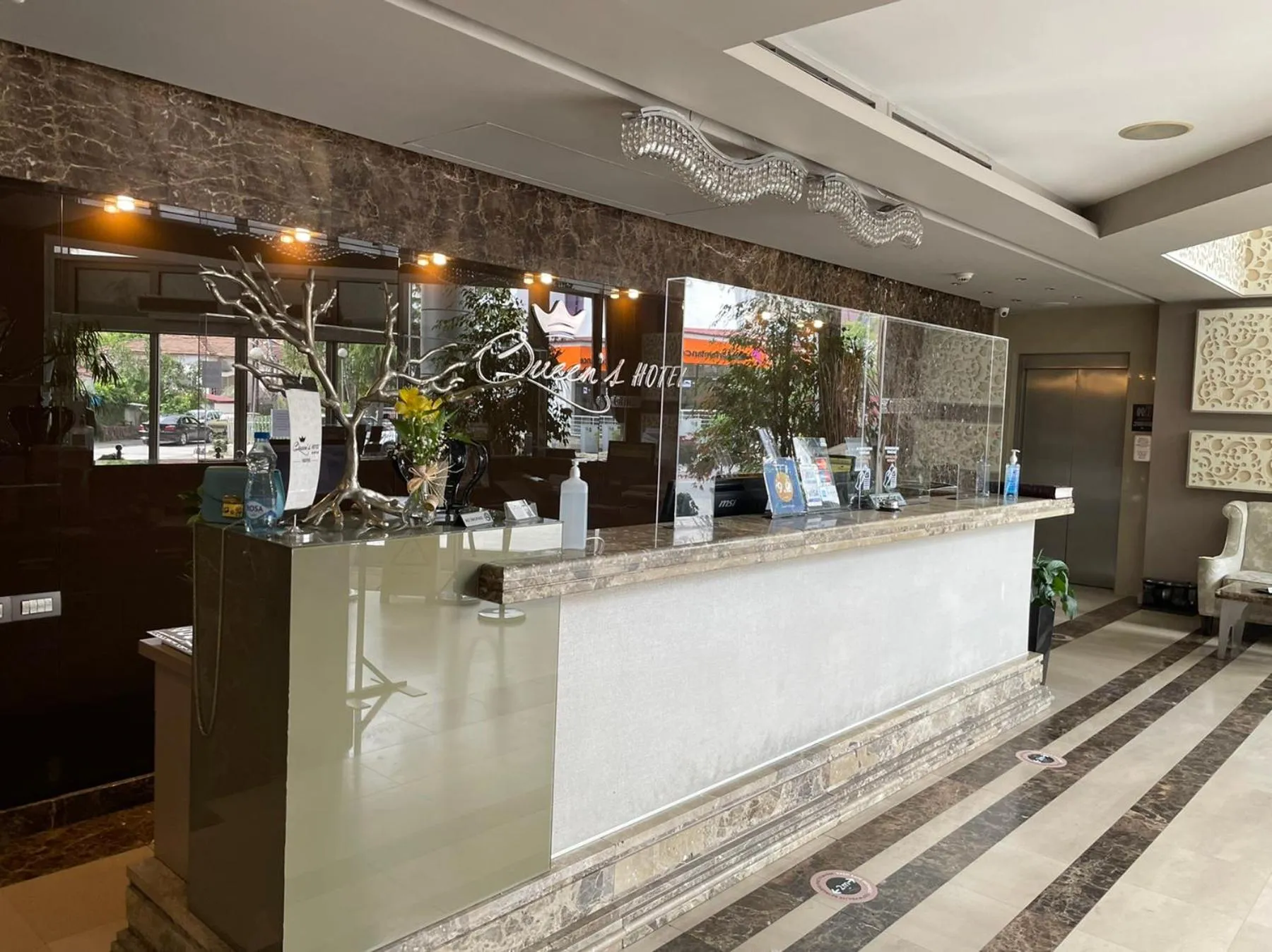 Lobby or reception in Queen's Hotel - Zebra Centre