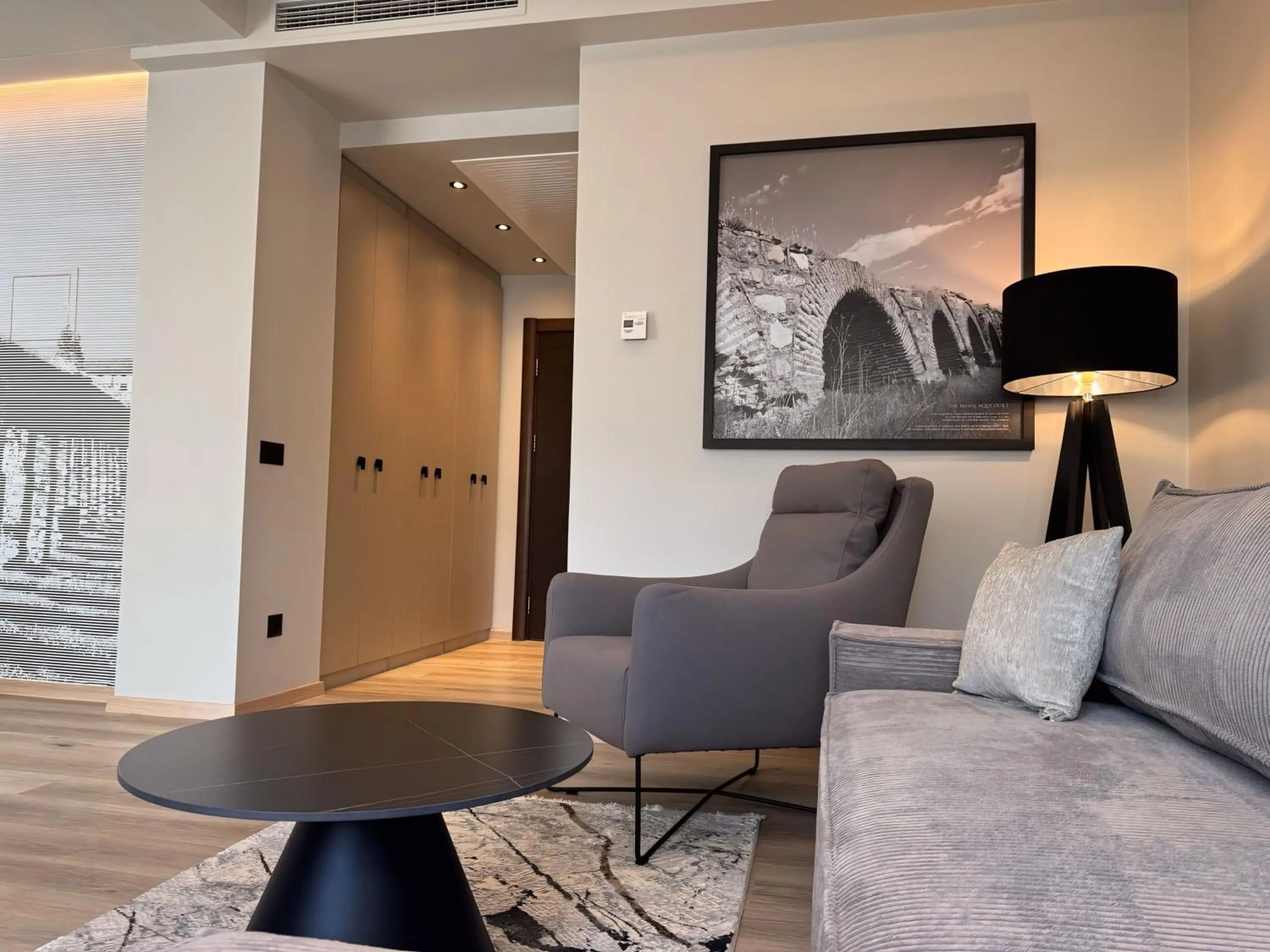 Photo of the whole room in Queen's Hotel - Zebra Centre