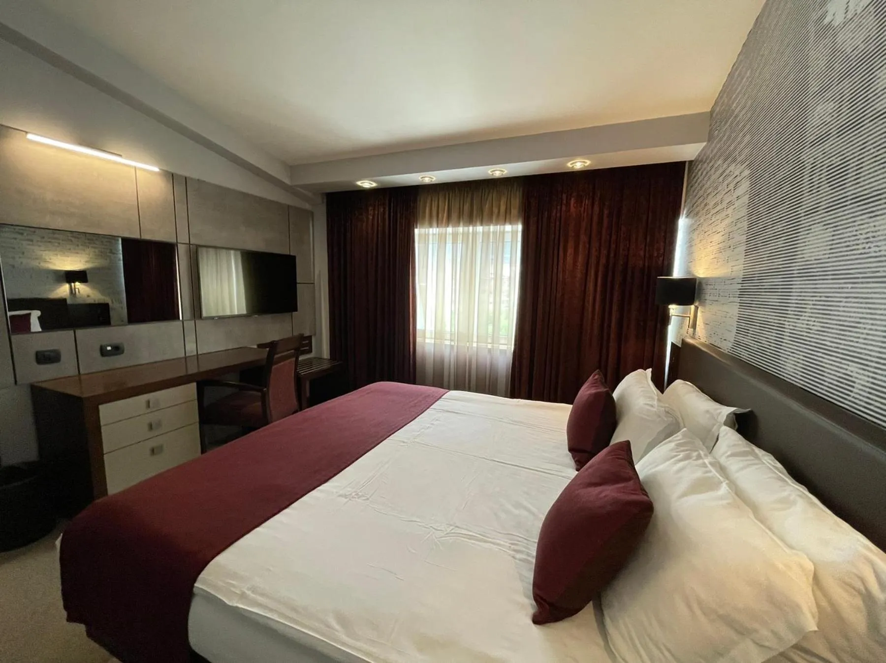 Photo of the whole room, Bed in Queen's Hotel - Zebra Centre