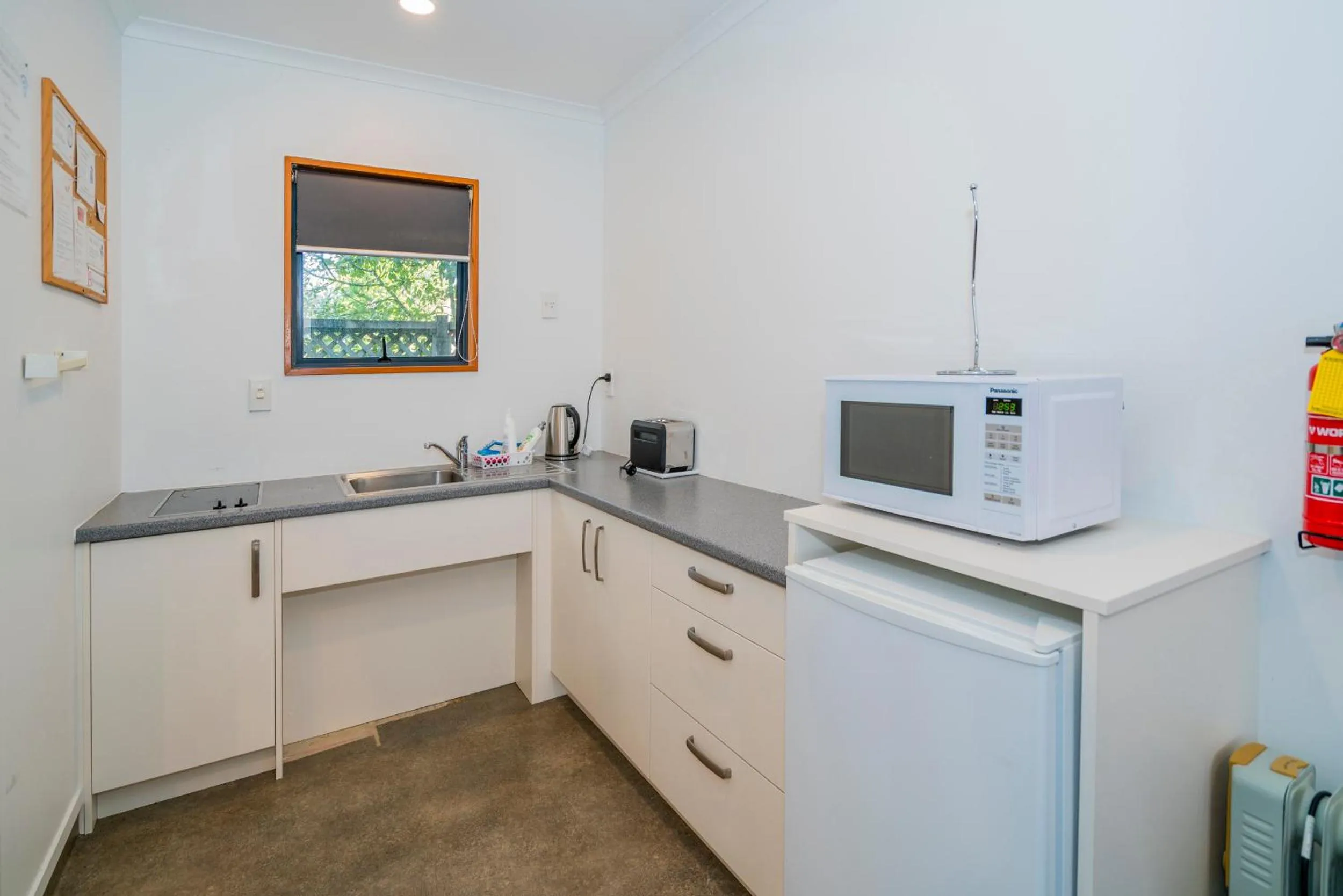 Kitchen or kitchenette in Bayside Motel Whitianga