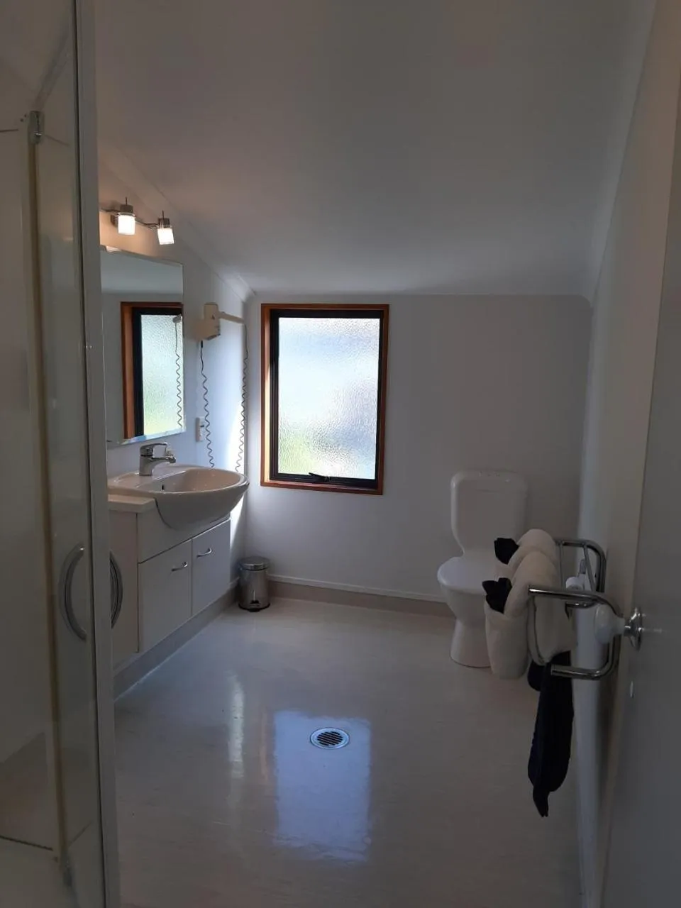 Bathroom, Bed in Bayside Motel Whitianga