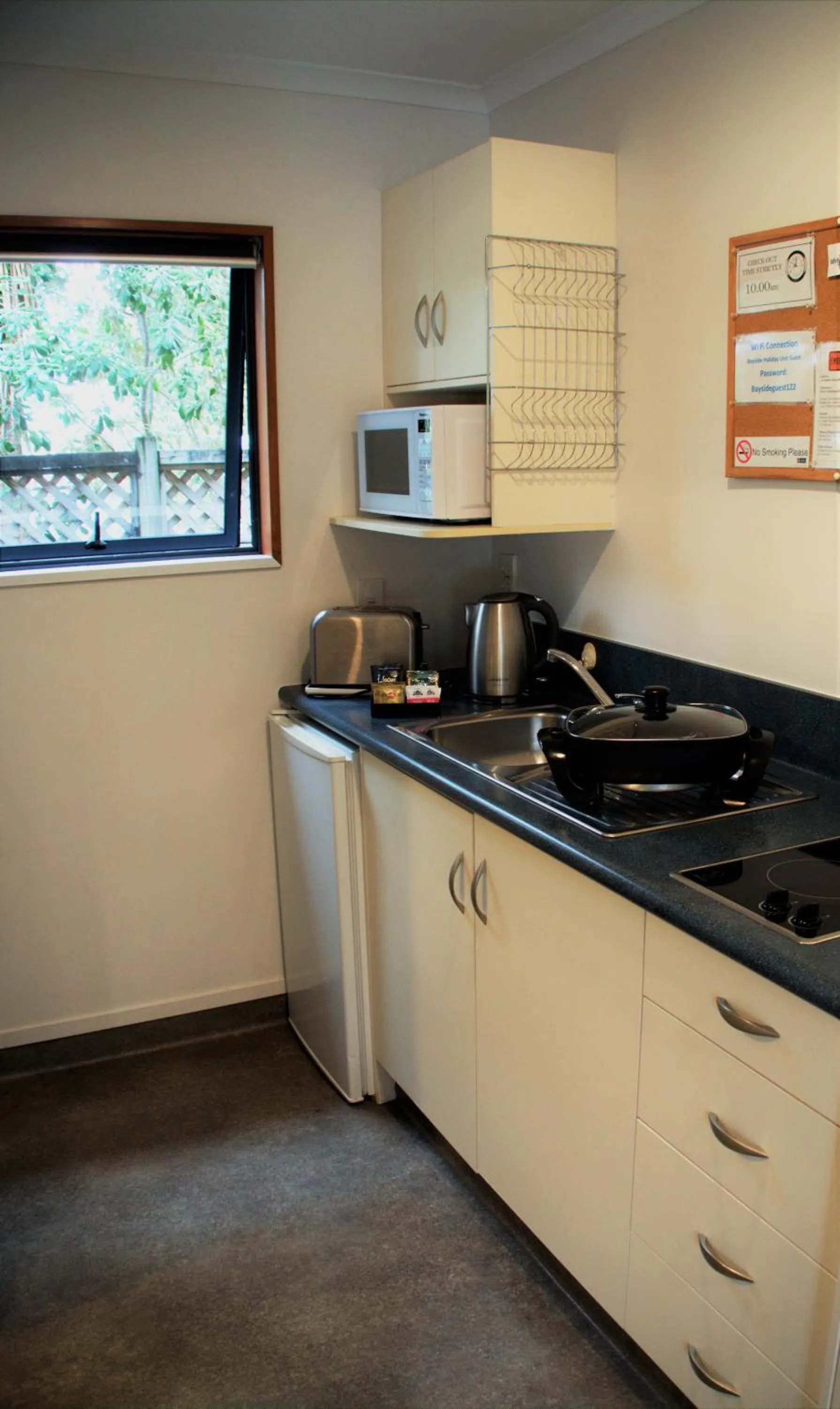 Kitchen or kitchenette in Bayside Motel Whitianga