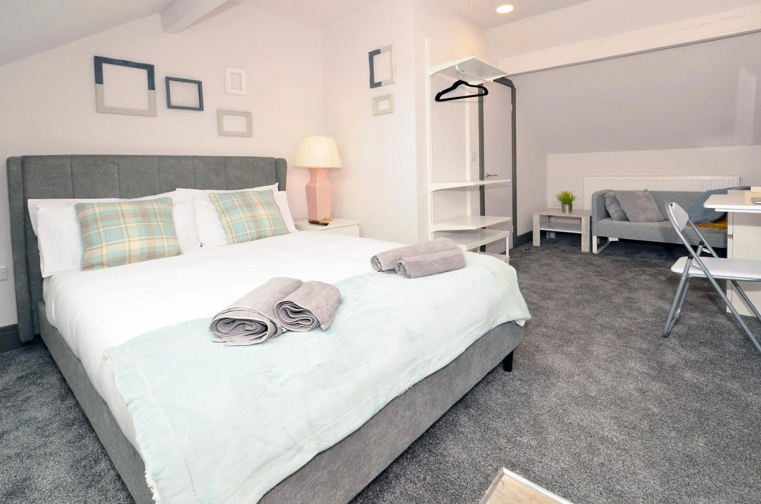 Bedroom, Bed in Townhouse PLUS @ London Road Stoke