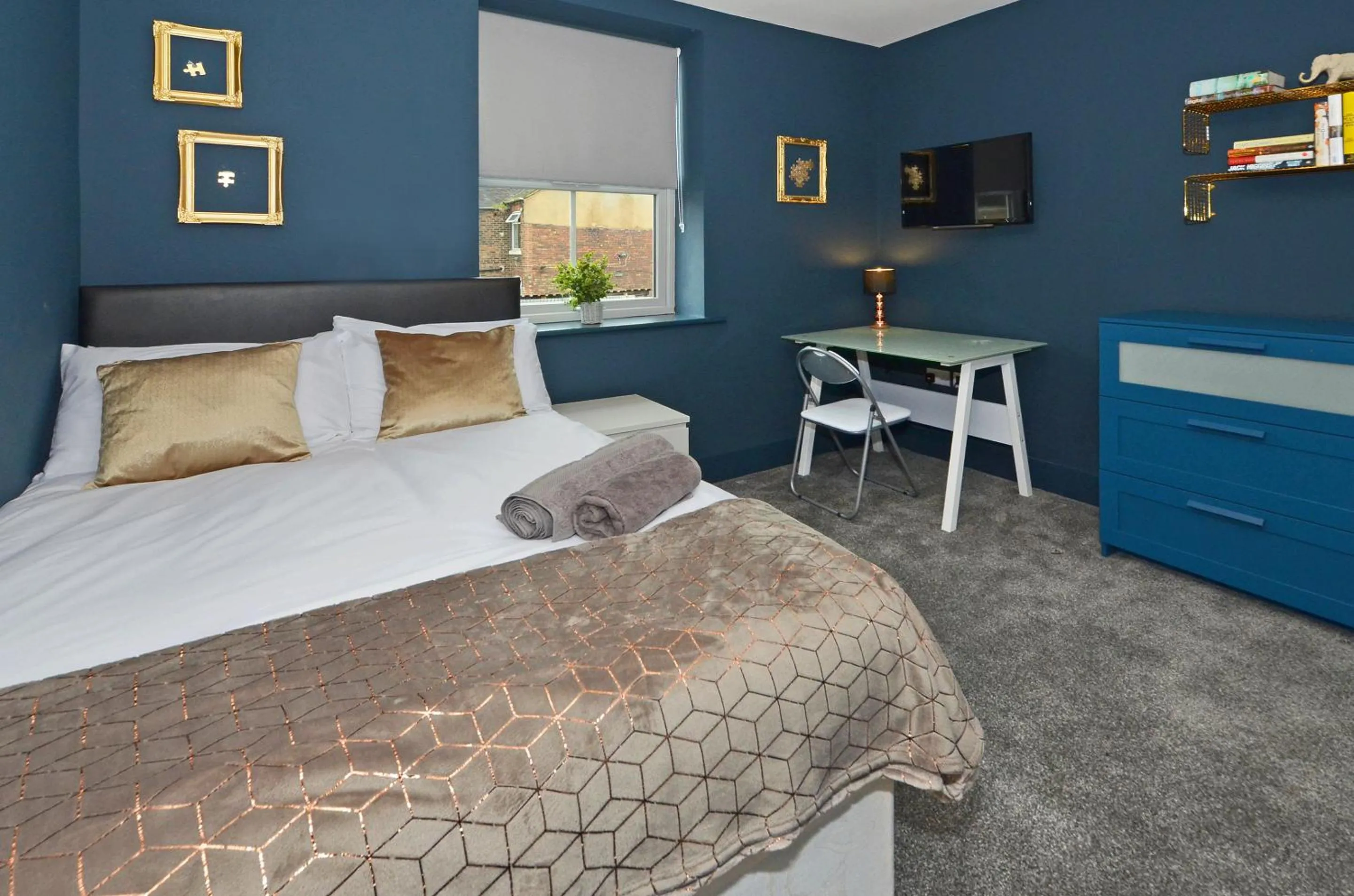 Bedroom, Bed in Townhouse PLUS @ London Road Stoke
