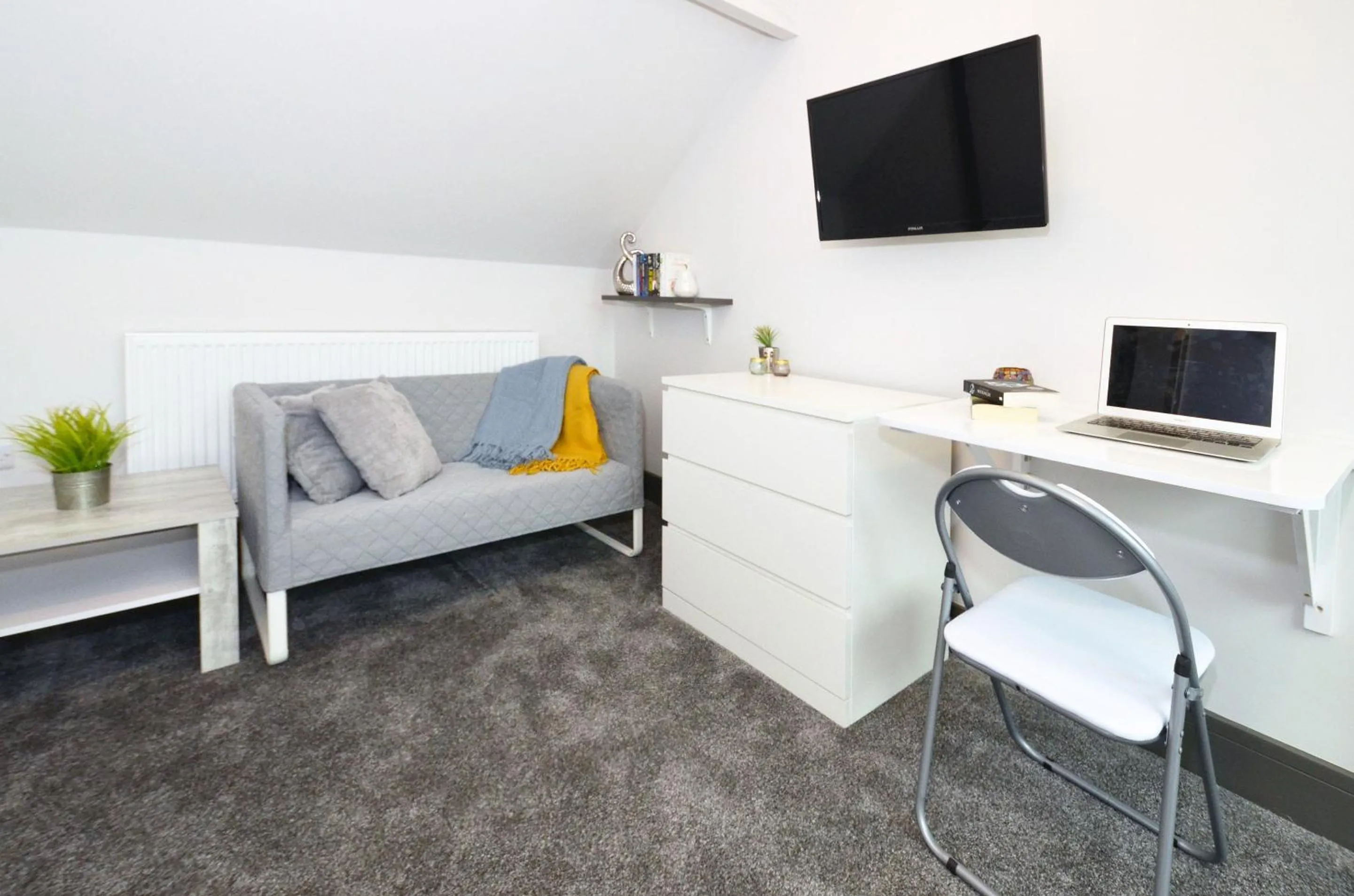 Bedroom in Townhouse PLUS @ London Road Stoke