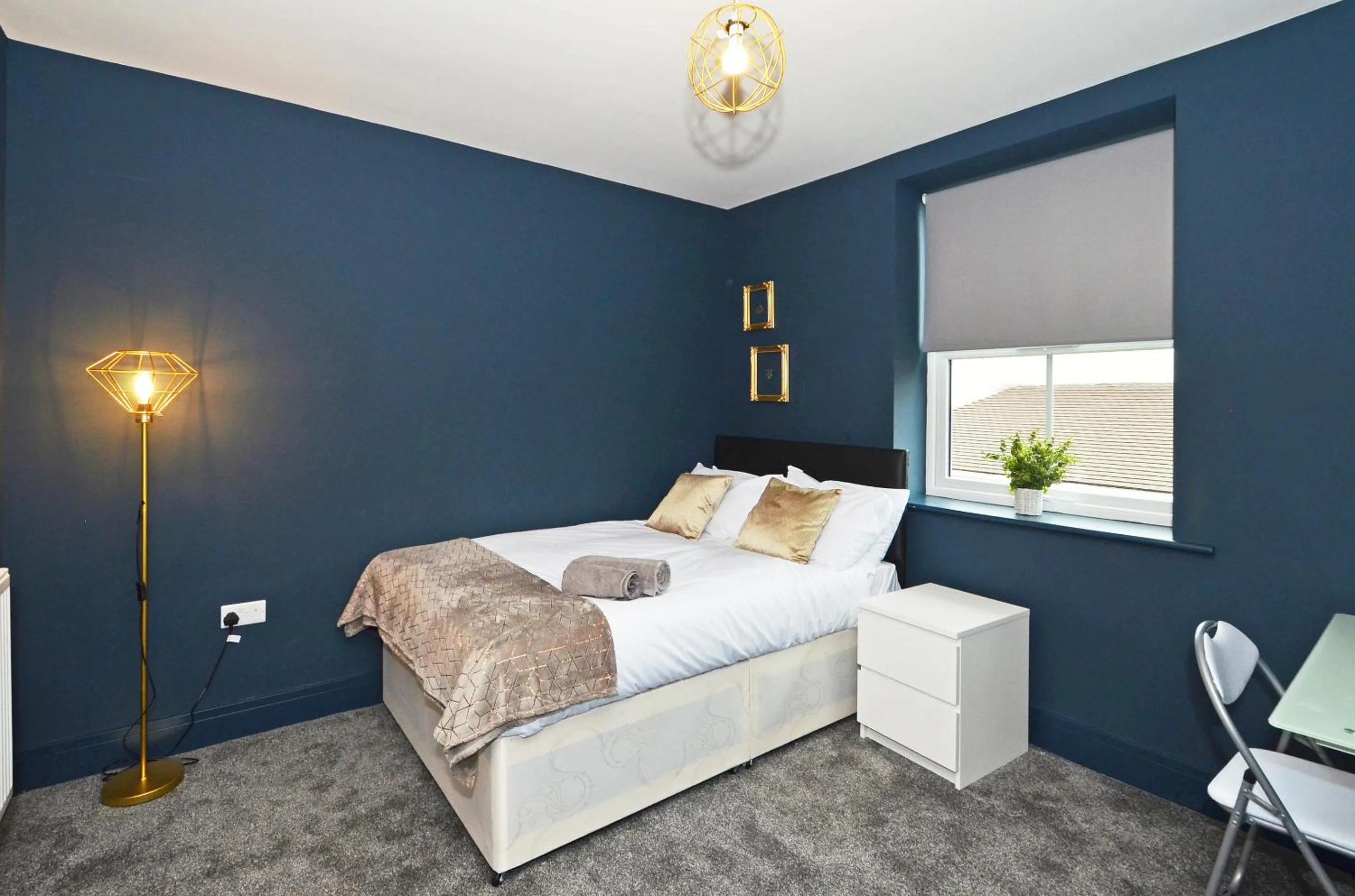 Bedroom, Bed in Townhouse PLUS @ London Road Stoke