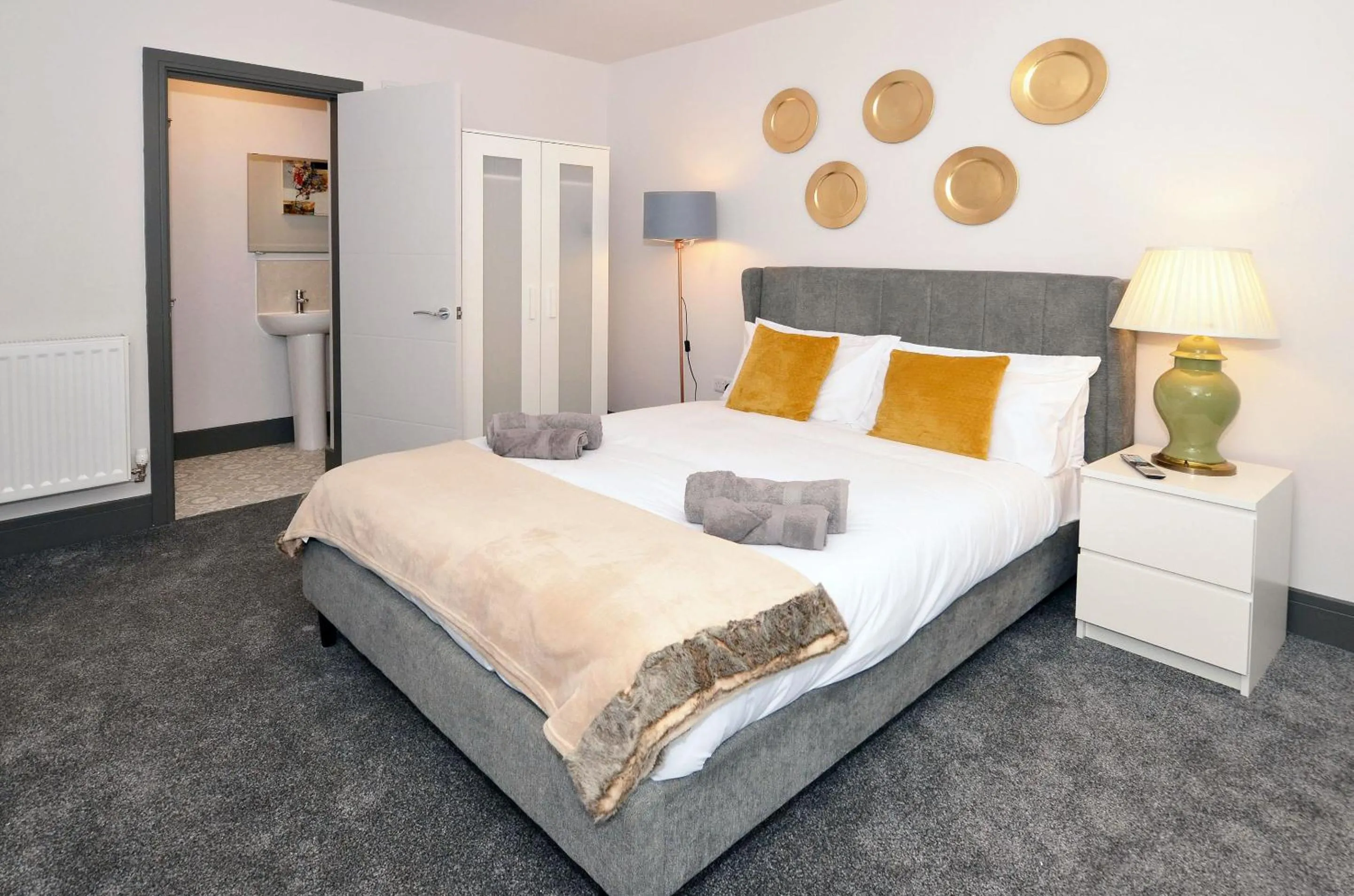 Bedroom, Bed in Townhouse PLUS @ London Road Stoke