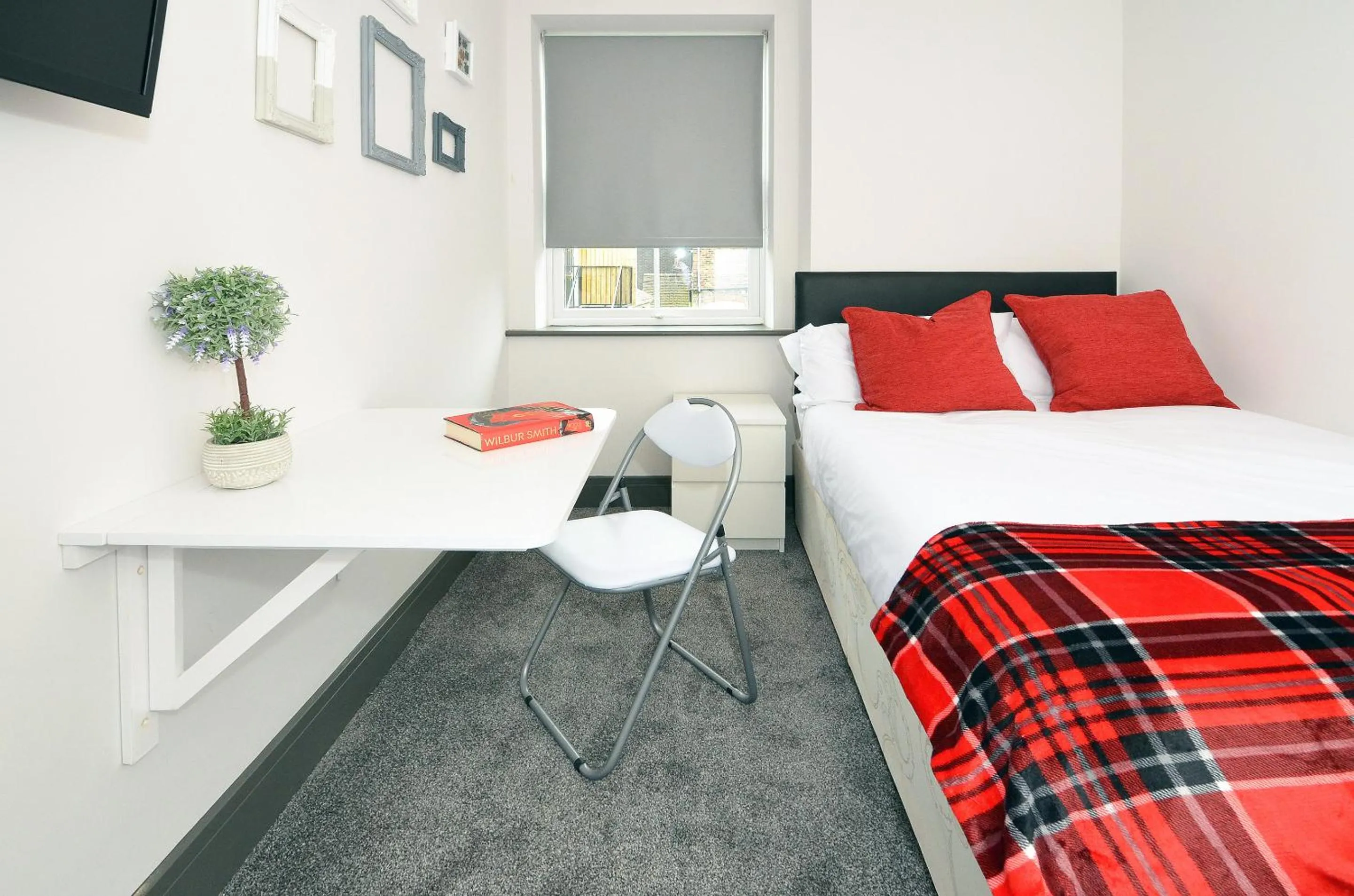 Bedroom, Bed in Townhouse PLUS @ London Road Stoke