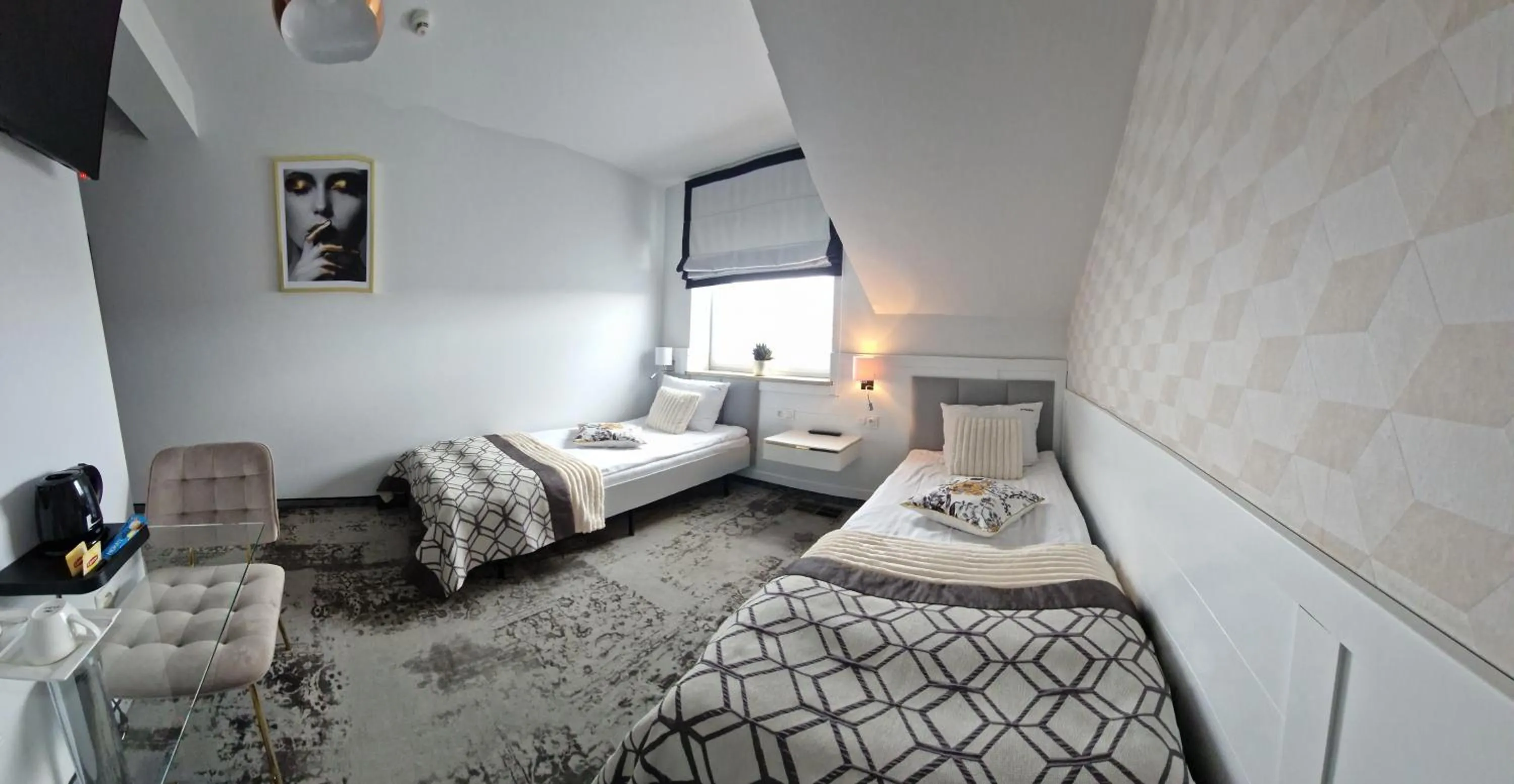 Photo of the whole room, Bed in Cynamon