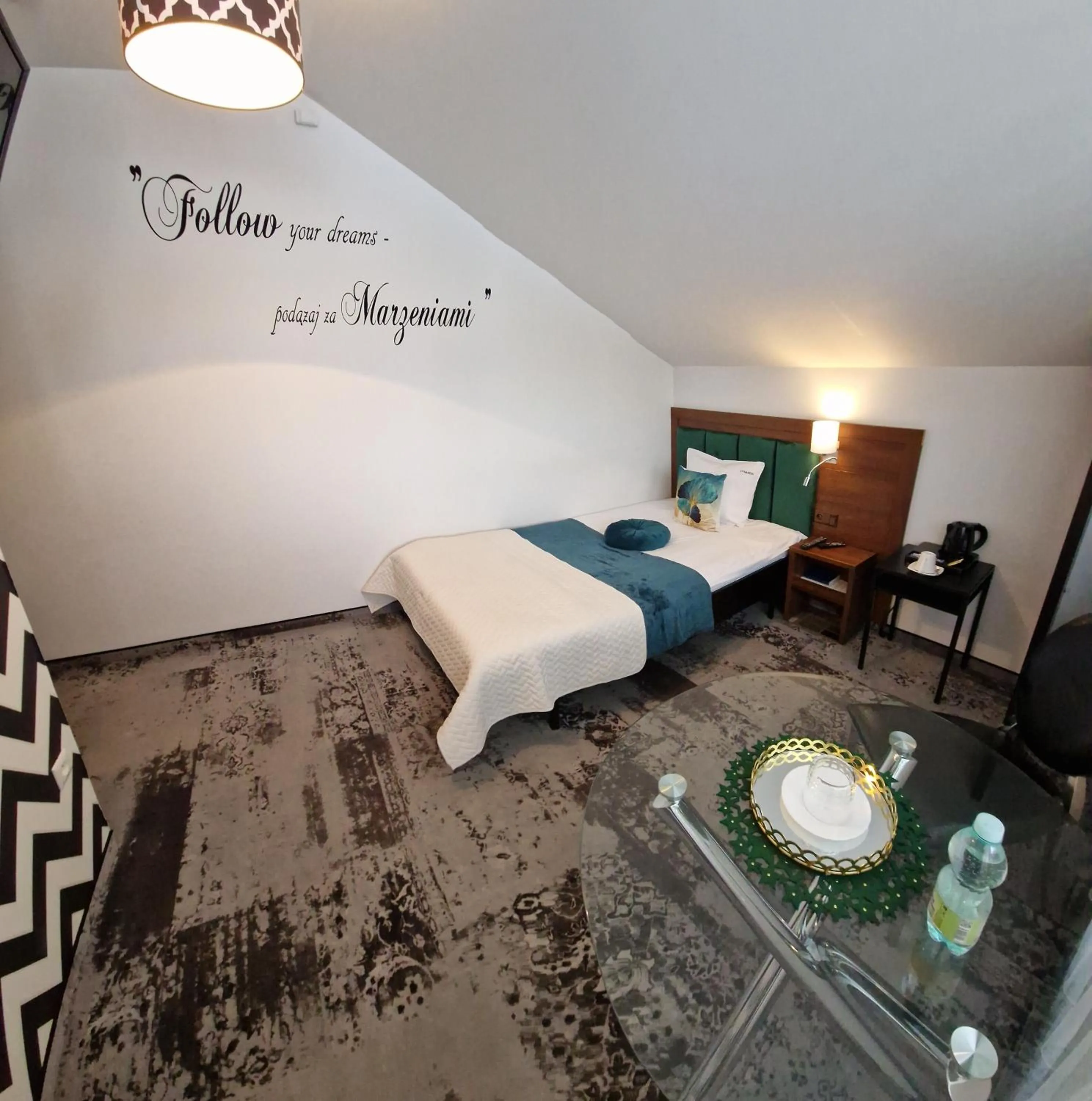 Photo of the whole room, Bed in Cynamon