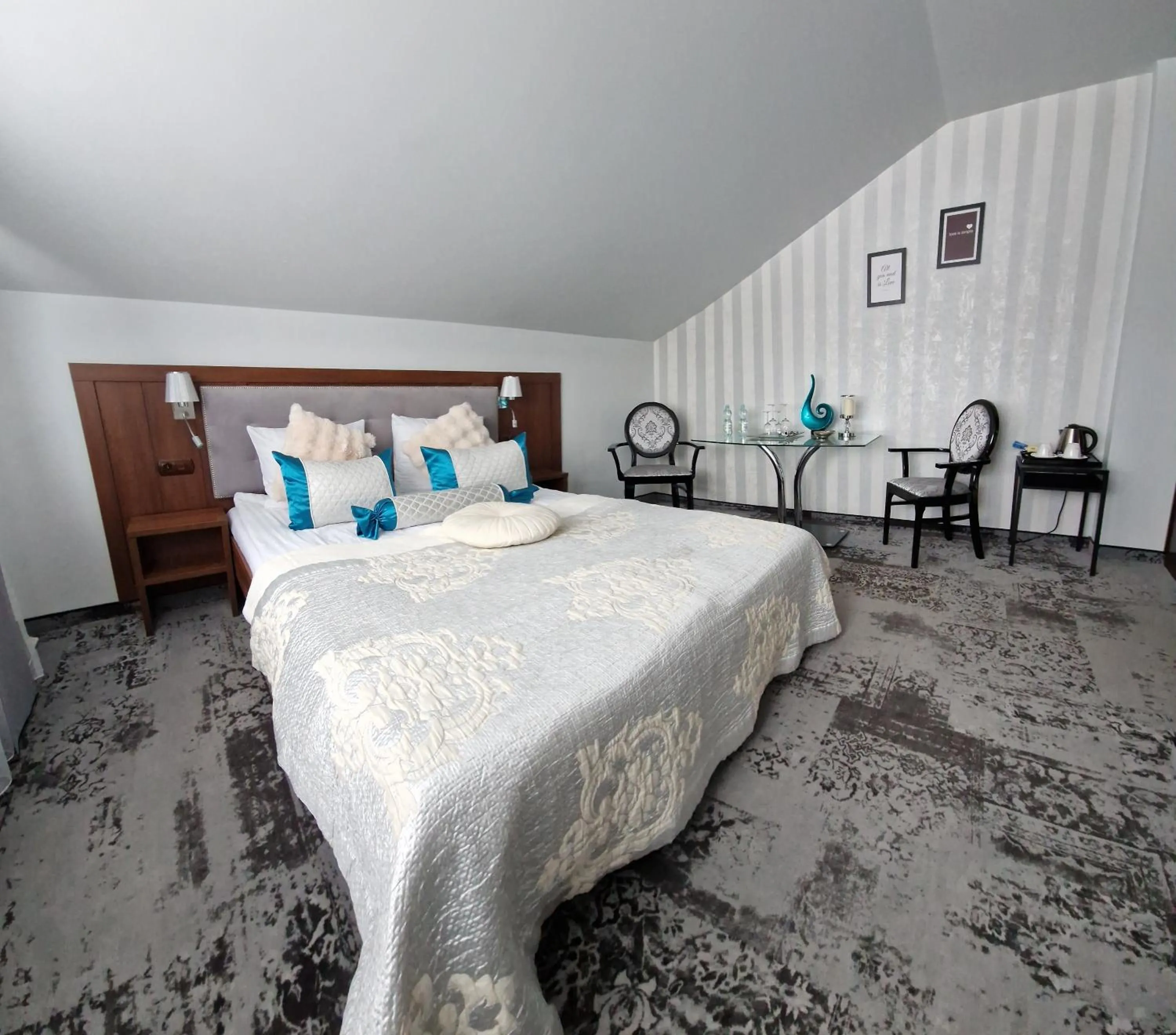 Photo of the whole room, Bed in Cynamon