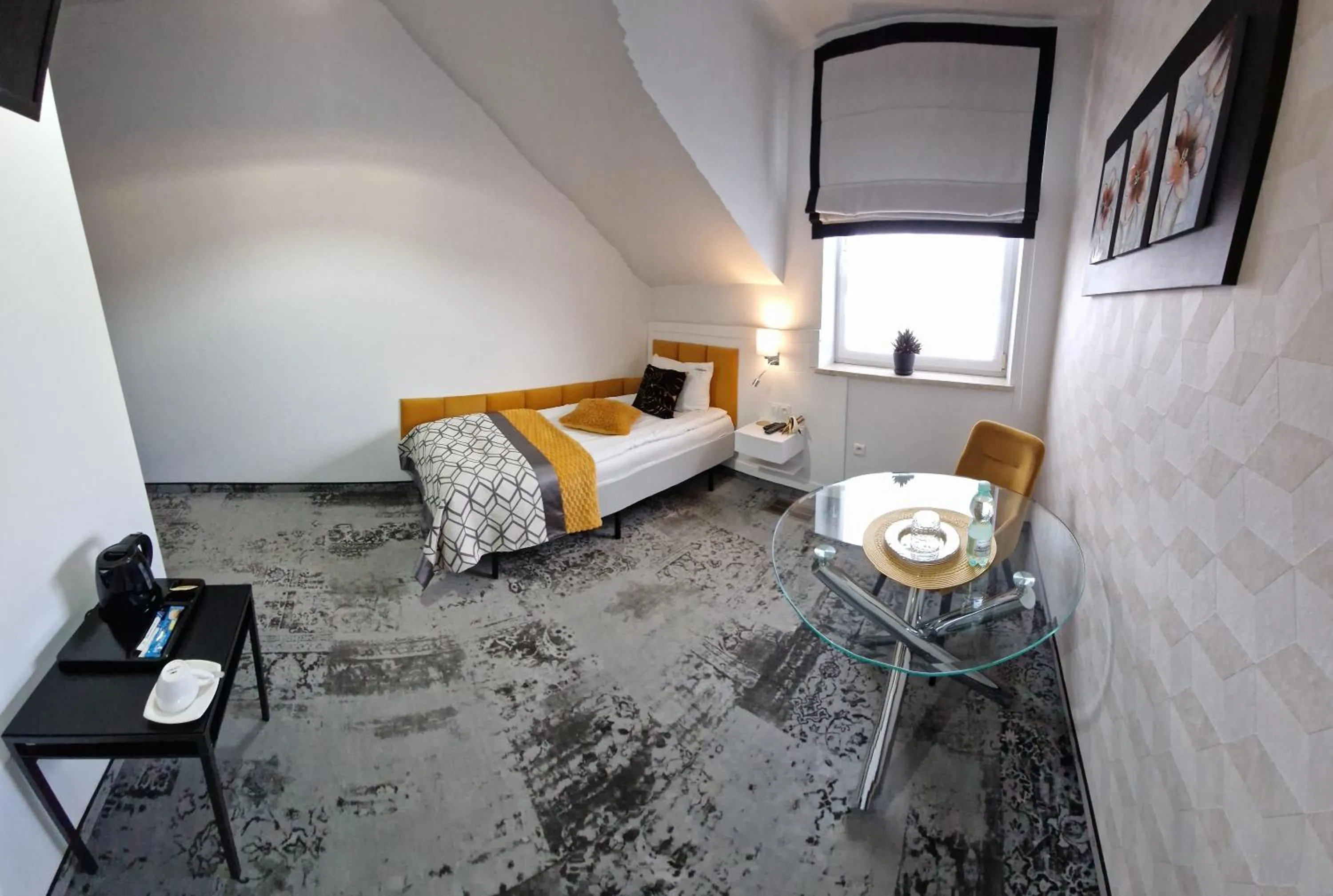 Photo of the whole room, Bed in Cynamon