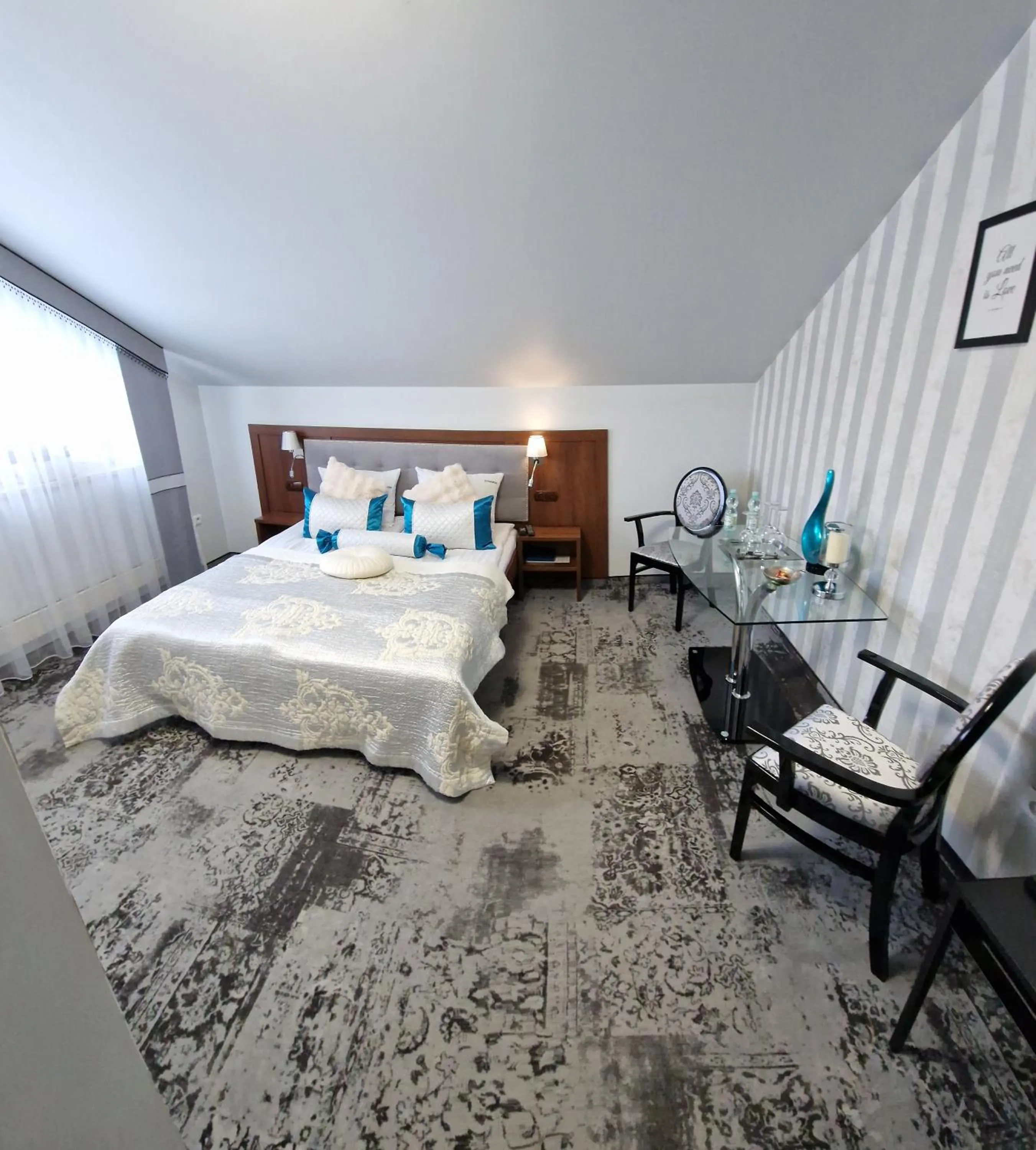 Photo of the whole room, Bed in Cynamon