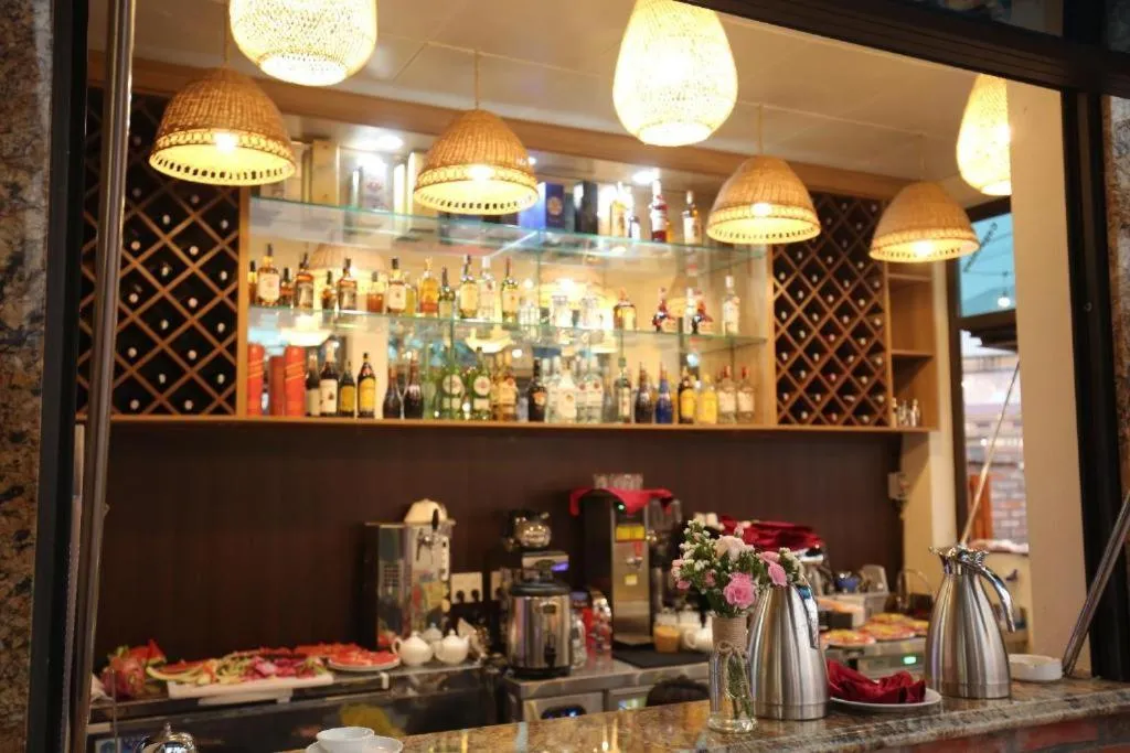 Restaurant/places to eat in Cozynibi Hotel