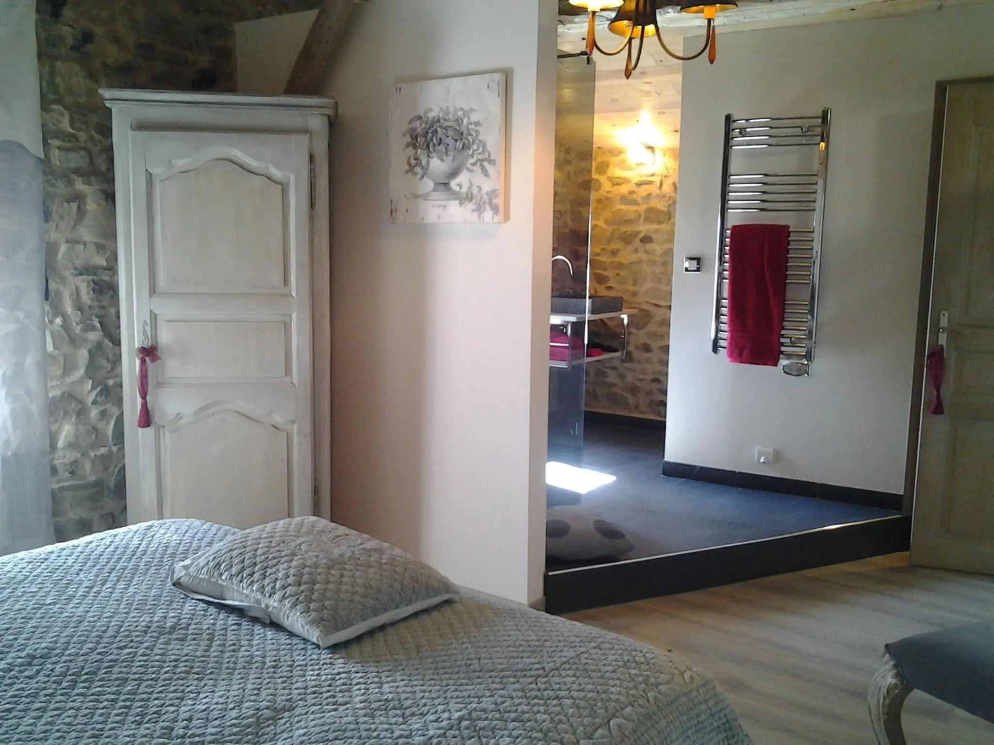 Photo of the whole room, Bed in Le Clos du Merle