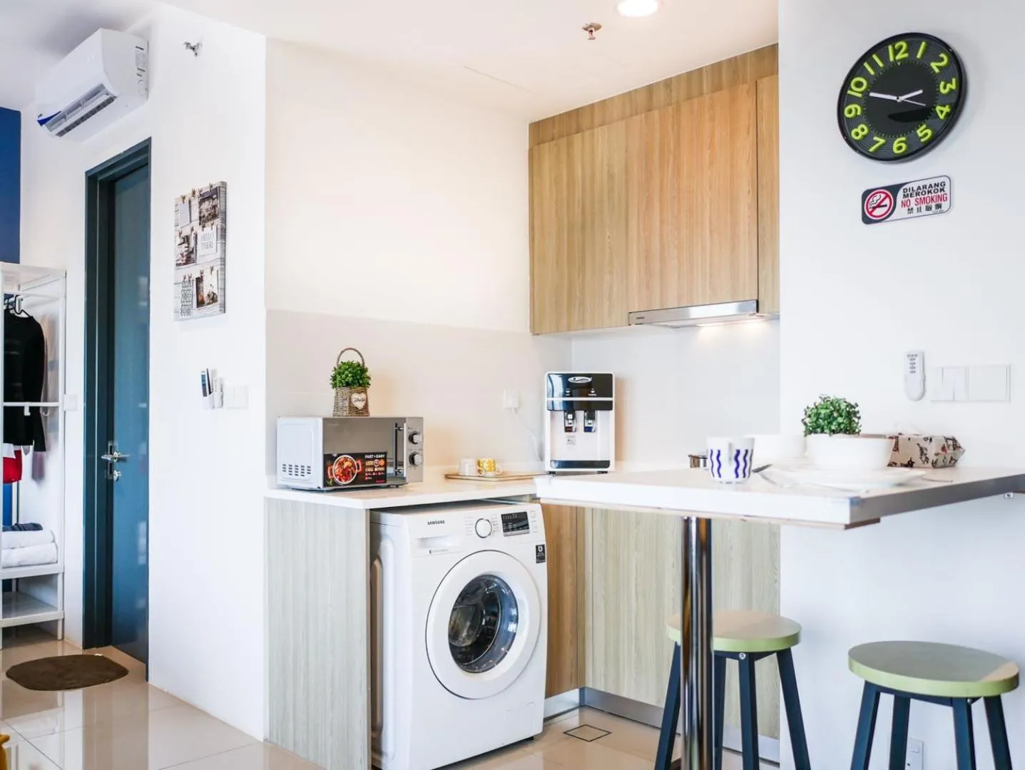 Dining area in Tropicana 218 Macalister Studio with Seaview